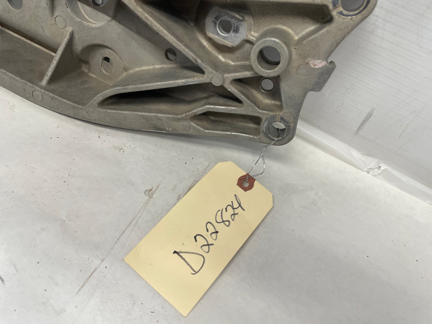 2009 Pontiac G8 GT 6L80E Automatic Transmission Crossmember Bracket Mount Support OEM