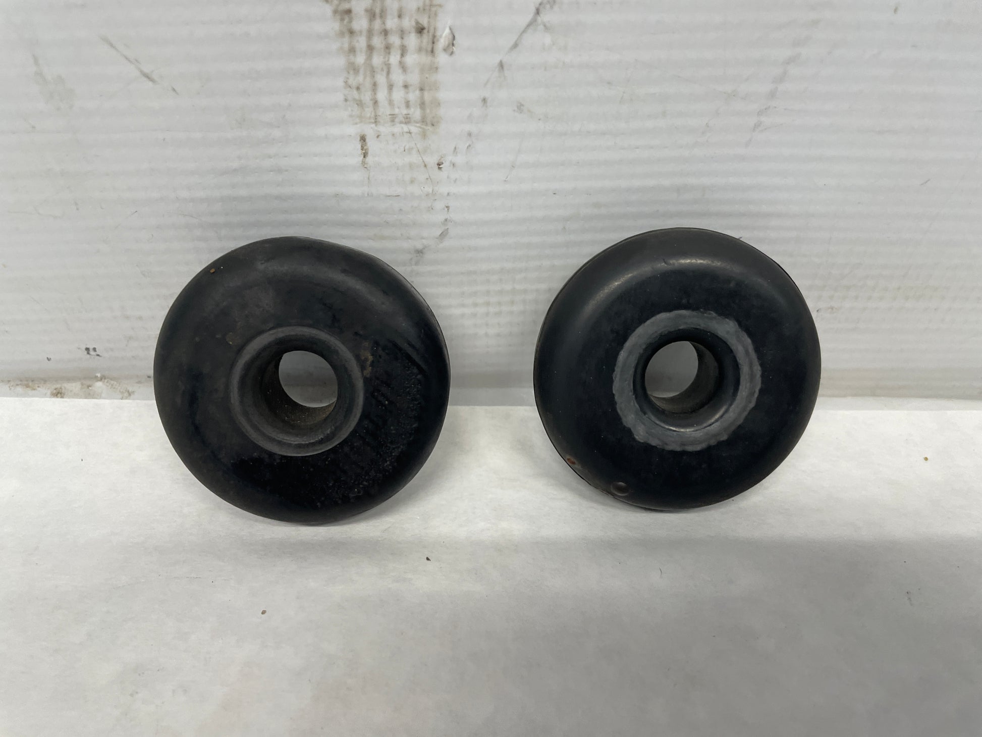 2006 Pontiac GTO Upper Radiator Side Rubber Bushings OEM - Day's Parts Yard