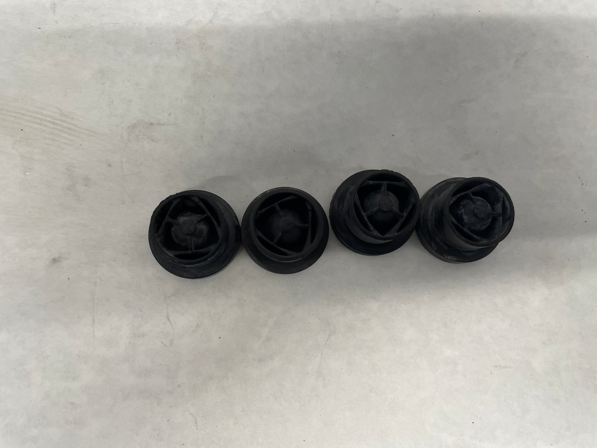 2006 Pontiac GTO Engine Motor Coil Cover Rubber Bushings OEM - Day's Parts Yard