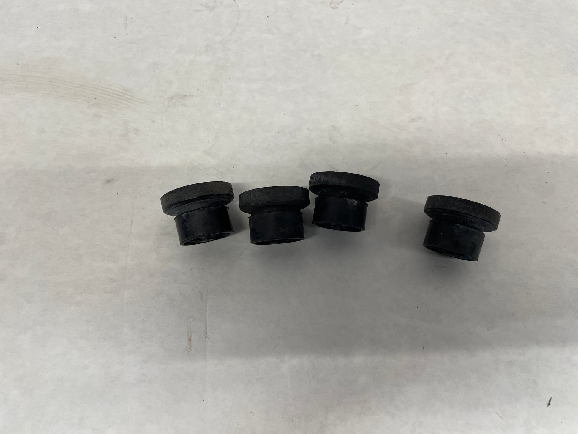 2006 Pontiac GTO Engine Motor Coil Cover Rubber Bushings OEM - Day's Parts Yard