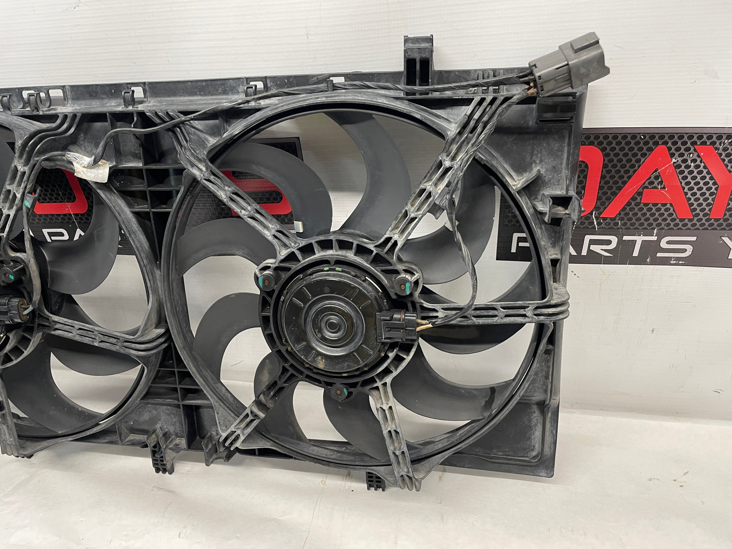 2009 Pontiac G8 GT Dual Radiator Electric Coolant Cooling Fans Assembly OEM