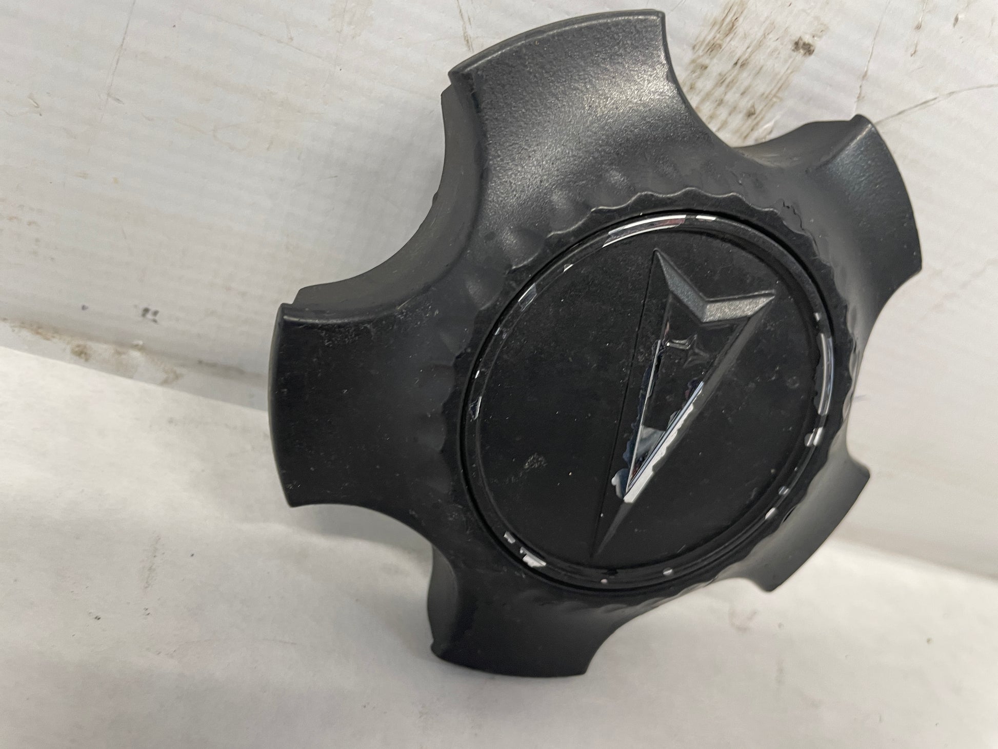 2008 Pontiac G8 GT Wheel Center Cap OEM - Day's Parts Yard