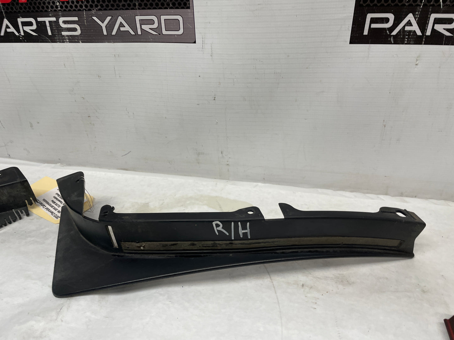 2013 Chevy Camaro ZL1  RH & LH Rear Bumper Splash Shield Wheel Well Trim Molding OEM