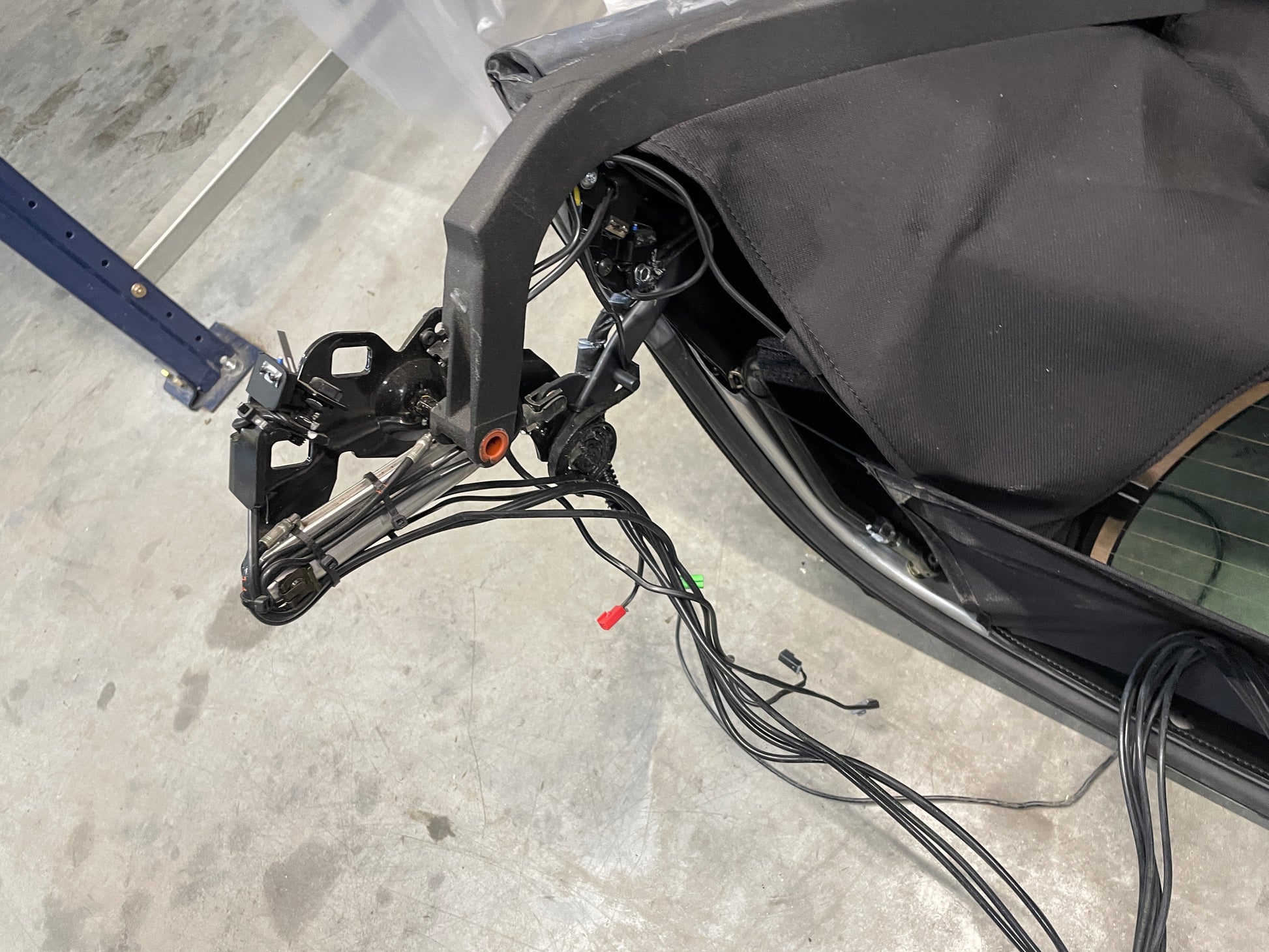 2005 Chevy C6 Corvette Convertible Soft Top w/ Hydraulic Pump Black OEM - Day's Parts Yard