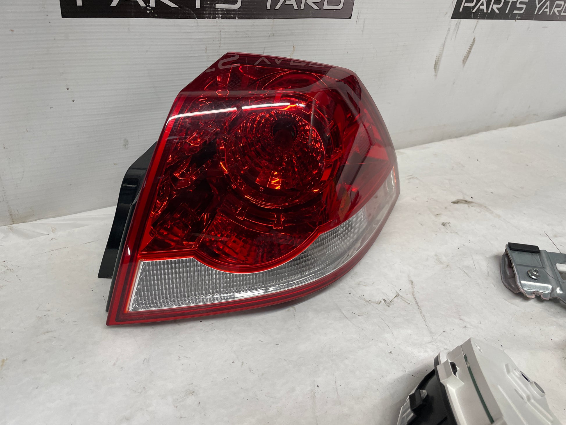 2009 Pontiac G8 RH Passenger Tail Light Taillight Lamp OEM - Day's Parts Yard