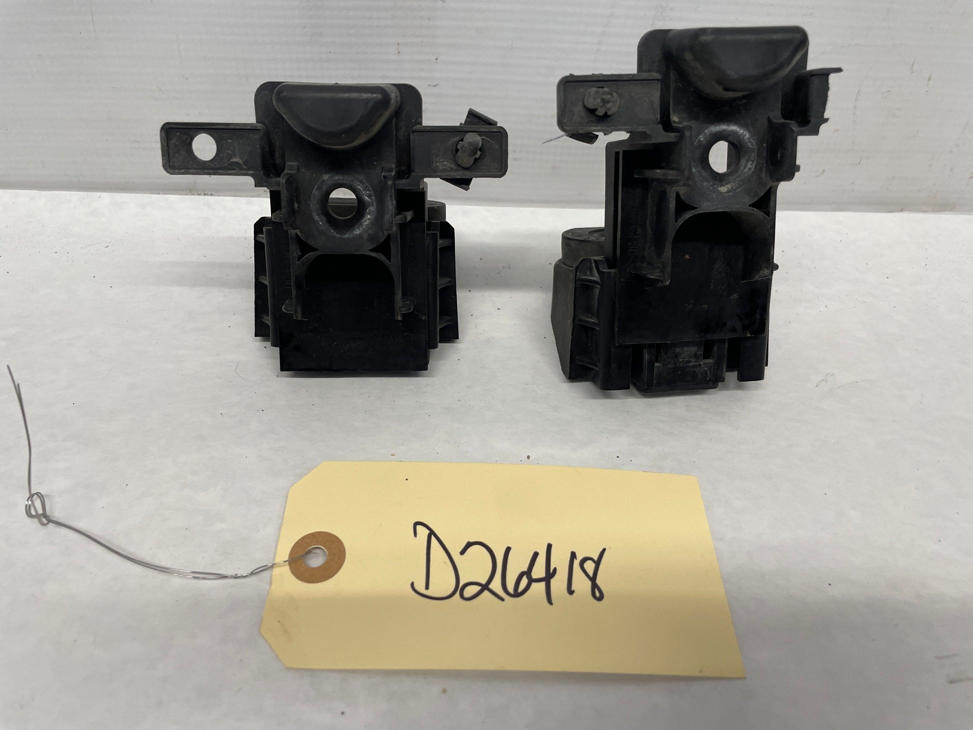 2009 Pontiac G8 GT RH & LH Upper Radiator Bracket Mounts Set OEM - Day's Parts Yard
