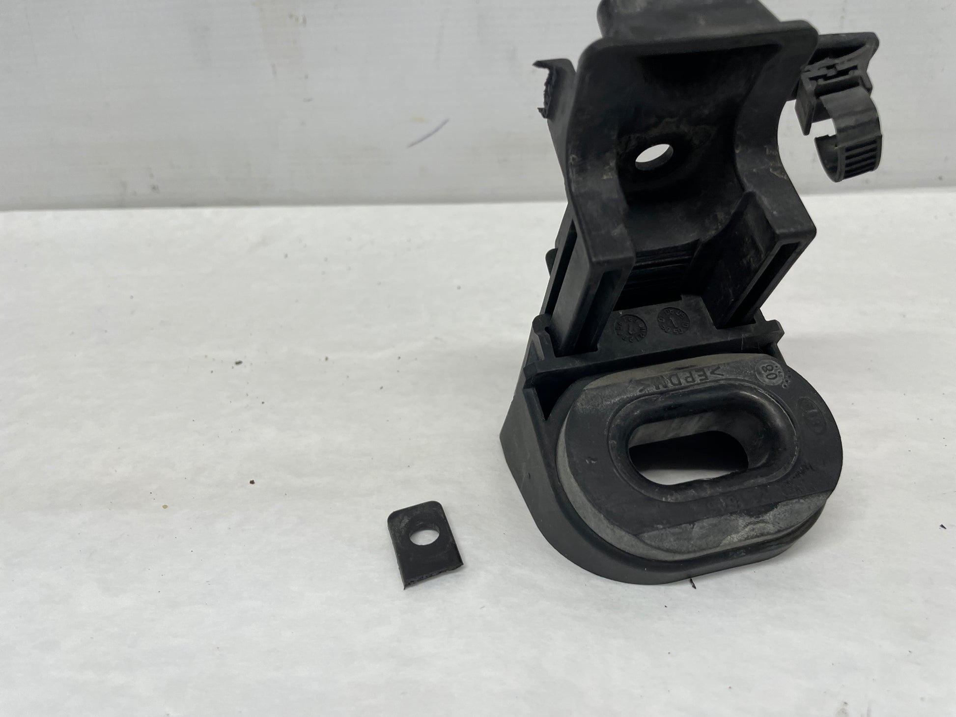 2009 Pontiac G8 GT RH & LH Upper Radiator Bracket Mounts Set OEM - Day's Parts Yard