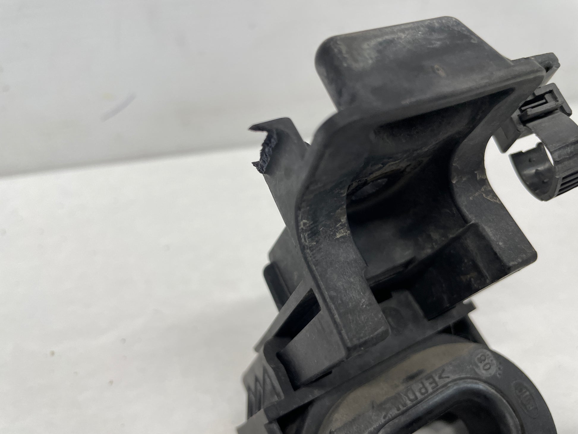 2009 Pontiac G8 GT RH & LH Upper Radiator Bracket Mounts Set OEM - Day's Parts Yard