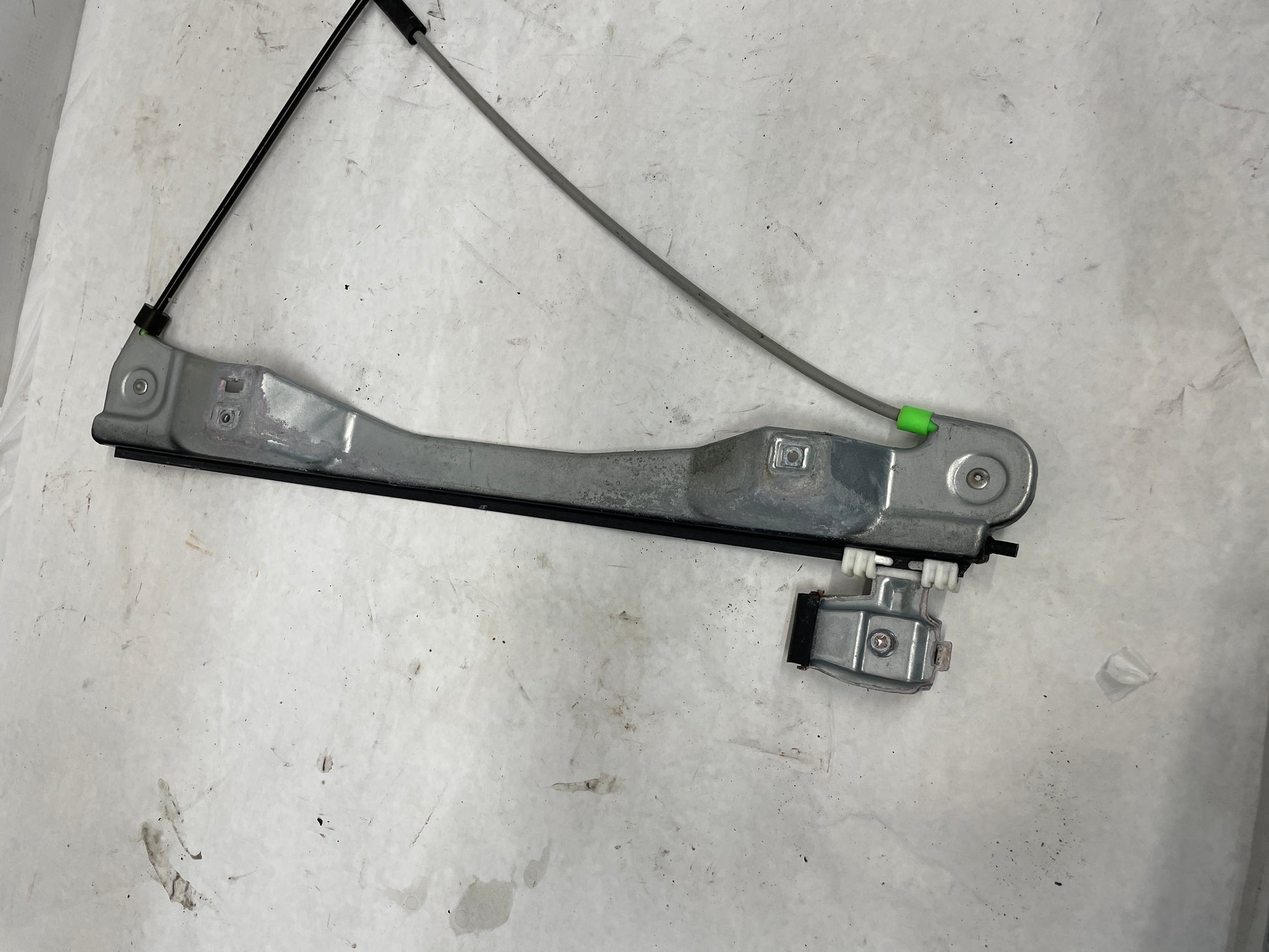 2009 Pontiac G8 LH Driver Front Window Regulator w/ Motor OEM - Day's Parts Yard