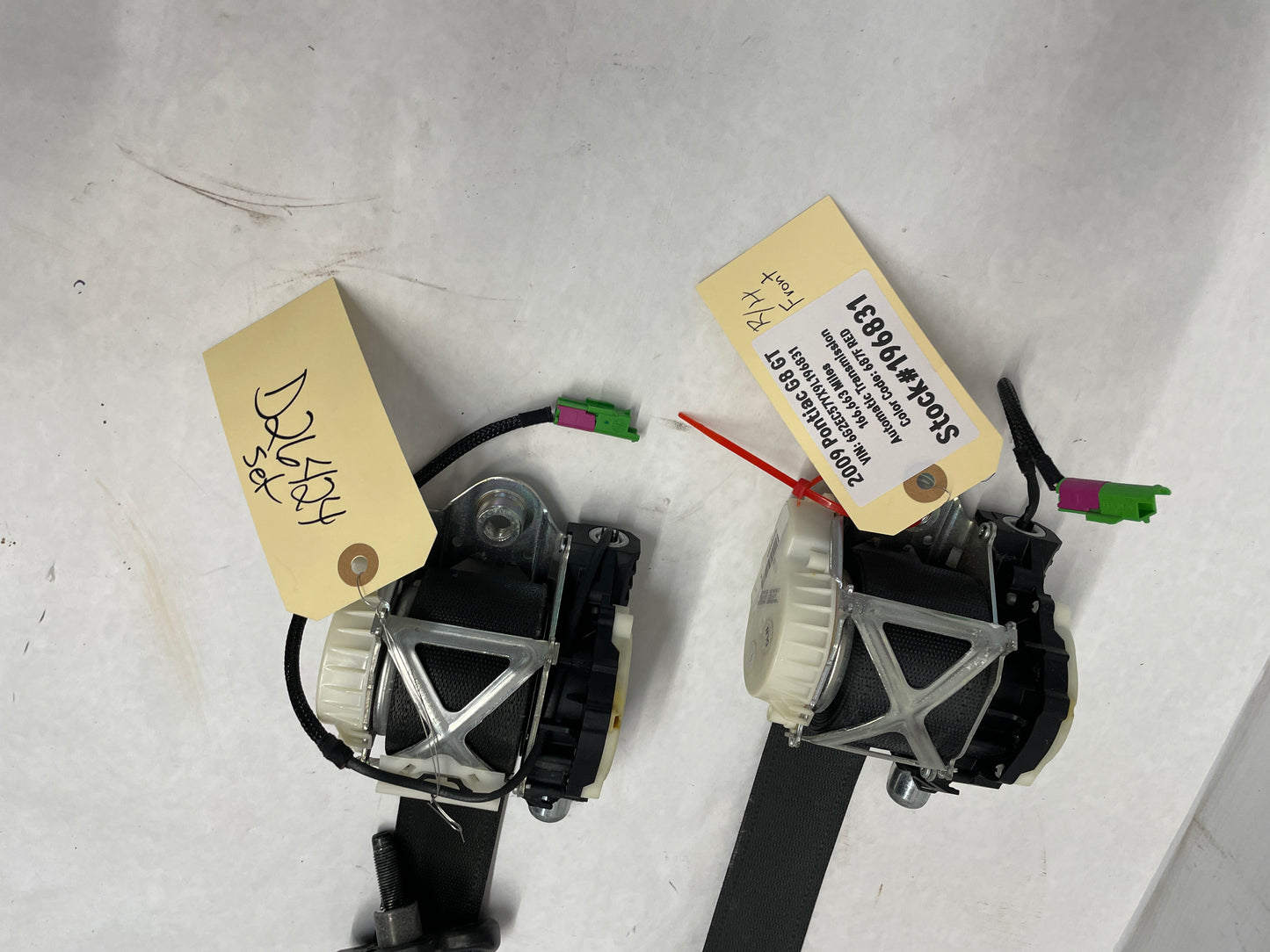 2009 Pontiac G8 GT RH & LH Front Seat Belts Retractors OEM - Day's Parts Yard