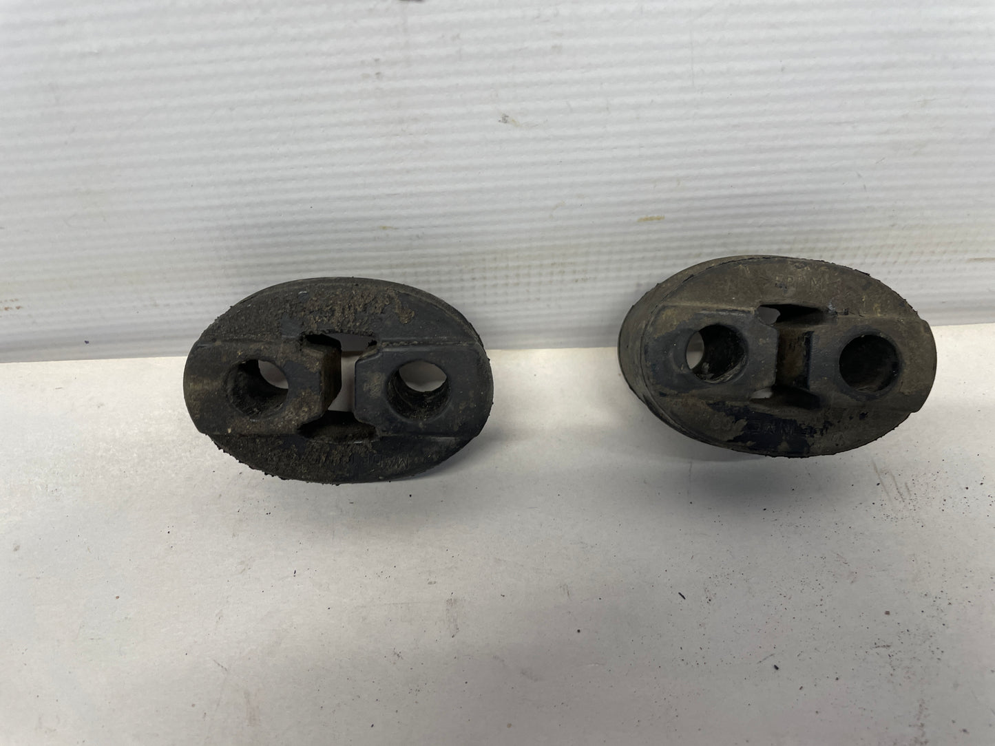 2015 Chevy SS Sedan Exhaust Muffler Pipe Rubber Hanger Set OEM