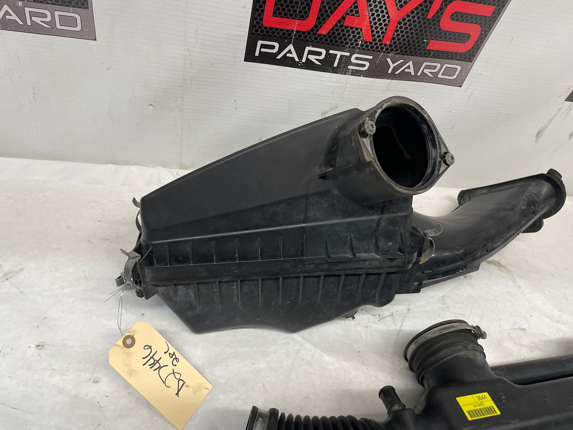 2009 Pontiac G8  Factory OEM Air Intake Box Cleaner Assembly - Day's Parts Yard