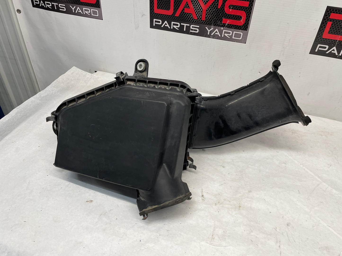 2009 Pontiac G8  Factory OEM Air Intake Box Cleaner Assembly - Day's Parts Yard