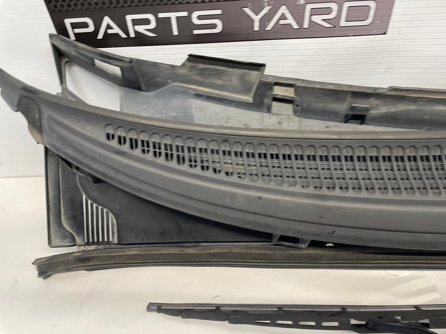 2005 Pontiac GTO Windshield Wiper Cowl & Windshield Wiper Arms OEM - Day's Parts Yard