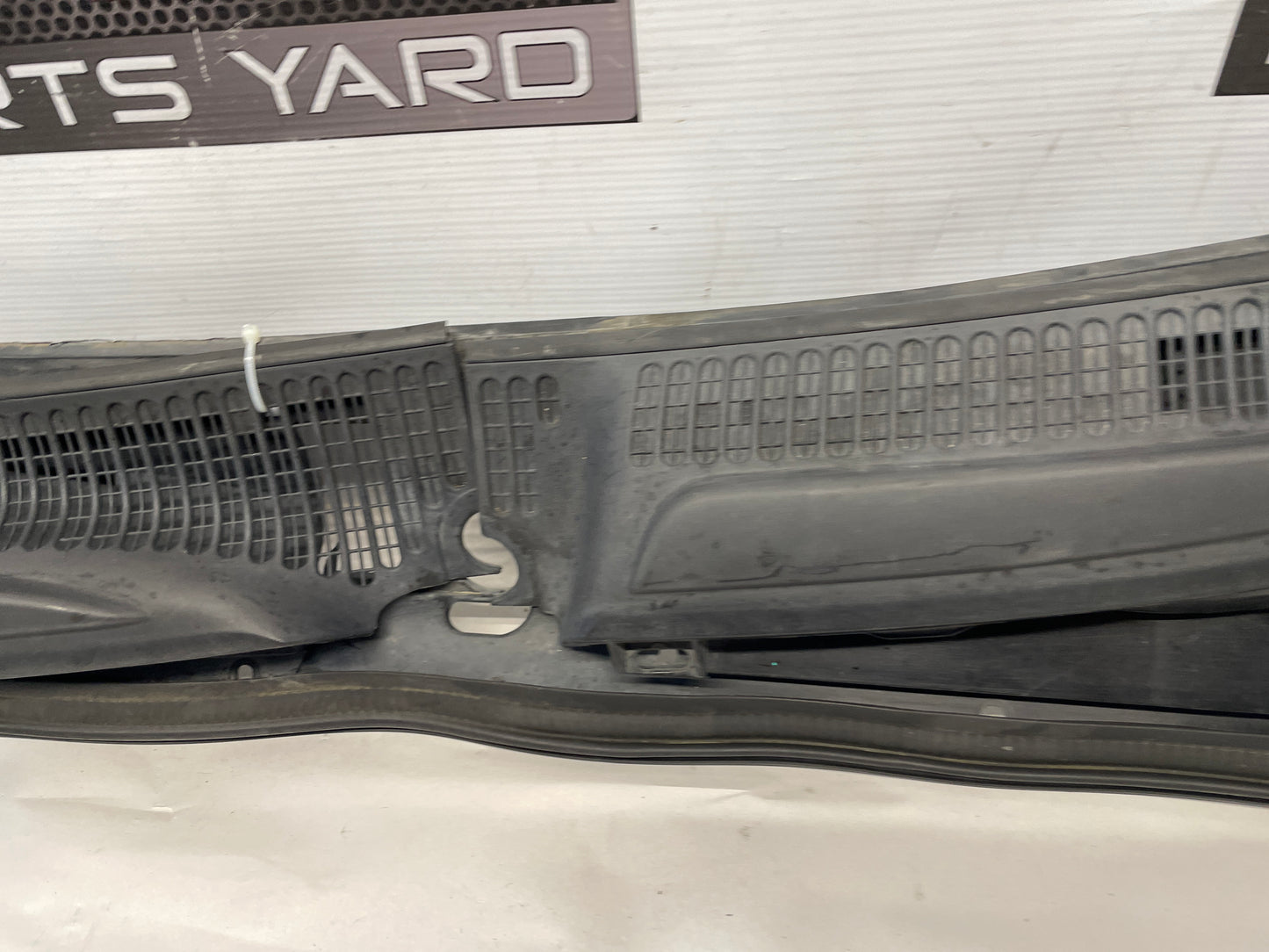 2005 Pontiac GTO Windshield Wiper Cowl & Windshield Wiper Arms OEM - Day's Parts Yard