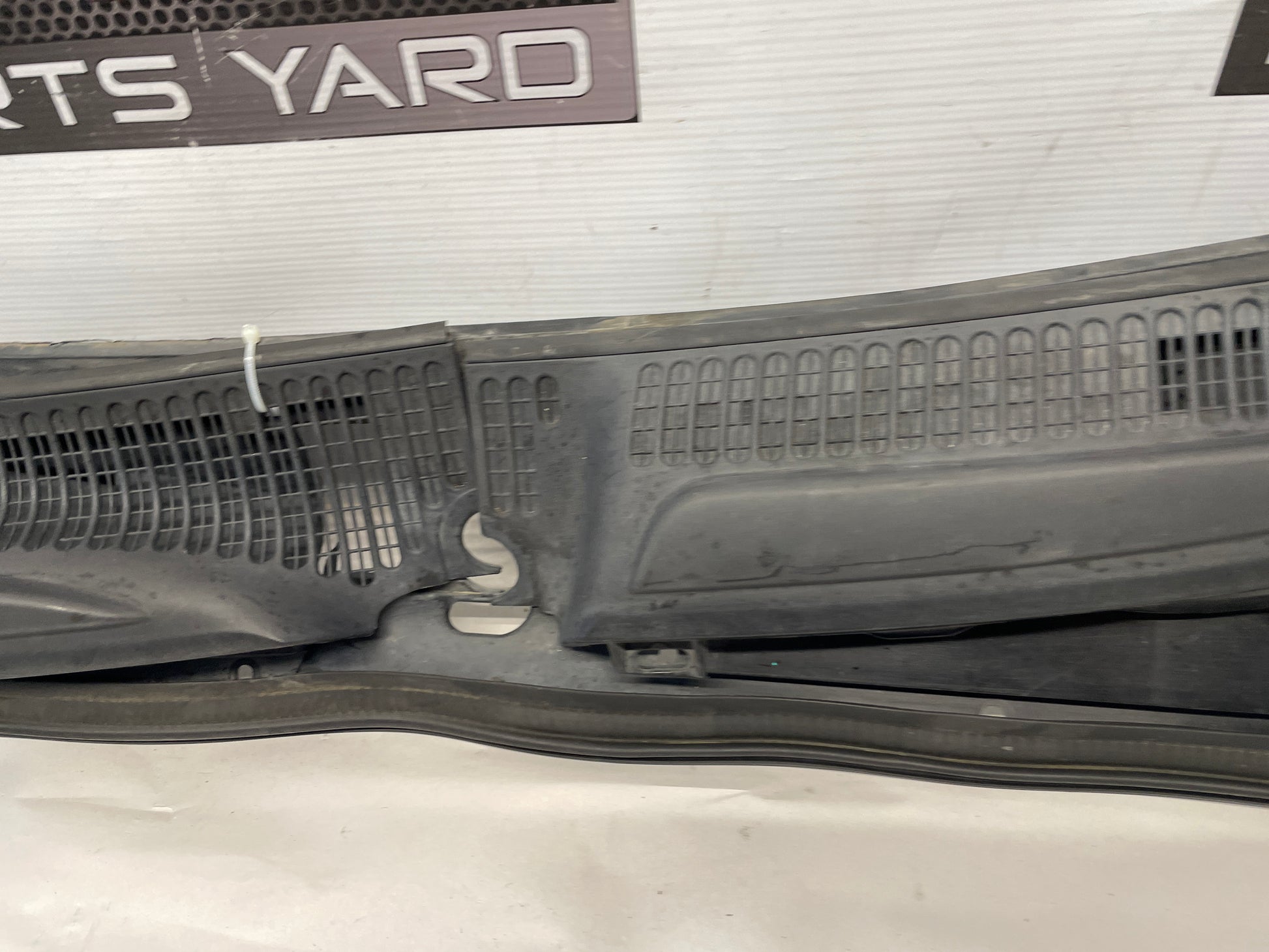 2005 Pontiac GTO Windshield Wiper Cowl & Windshield Wiper Arms OEM - Day's Parts Yard