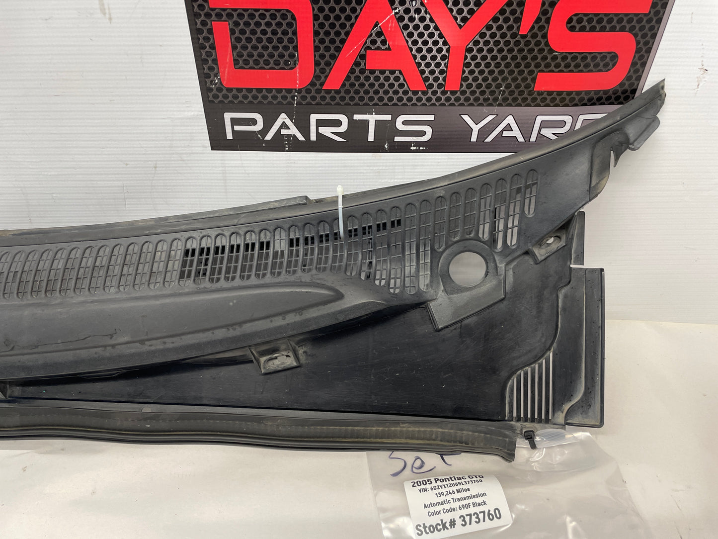 2005 Pontiac GTO Windshield Wiper Cowl & Windshield Wiper Arms OEM - Day's Parts Yard