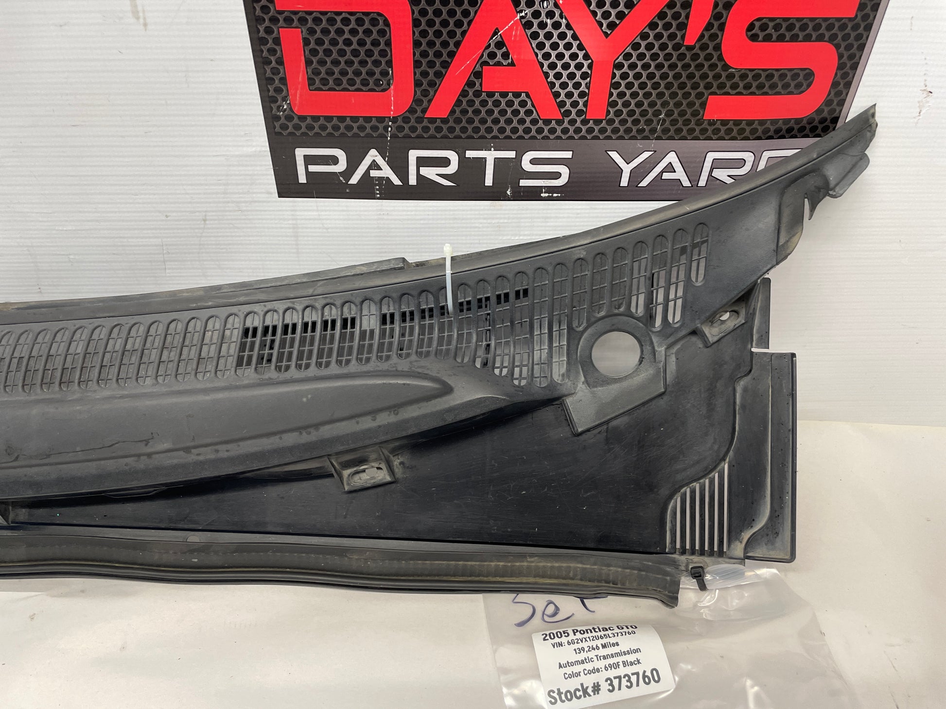 2005 Pontiac GTO Windshield Wiper Cowl & Windshield Wiper Arms OEM - Day's Parts Yard