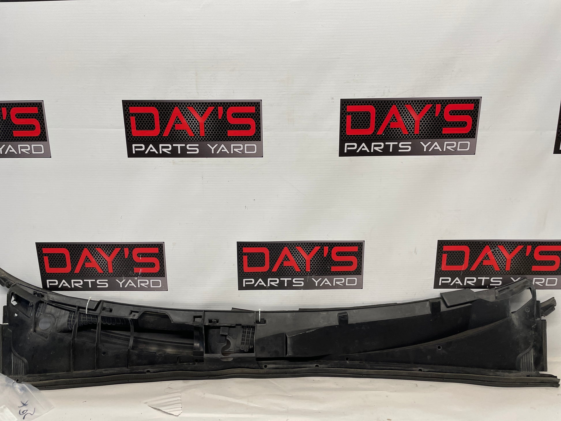 2005 Pontiac GTO Windshield Wiper Cowl & Windshield Wiper Arms OEM - Day's Parts Yard