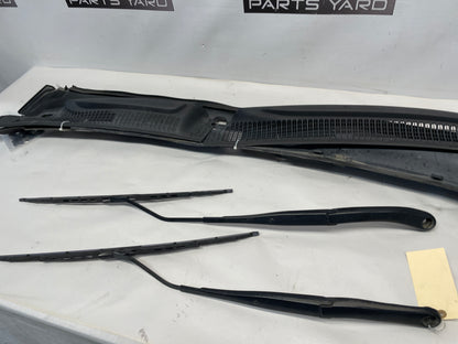 2005 Pontiac GTO Windshield Wiper Cowl & Windshield Wiper Arms OEM - Day's Parts Yard