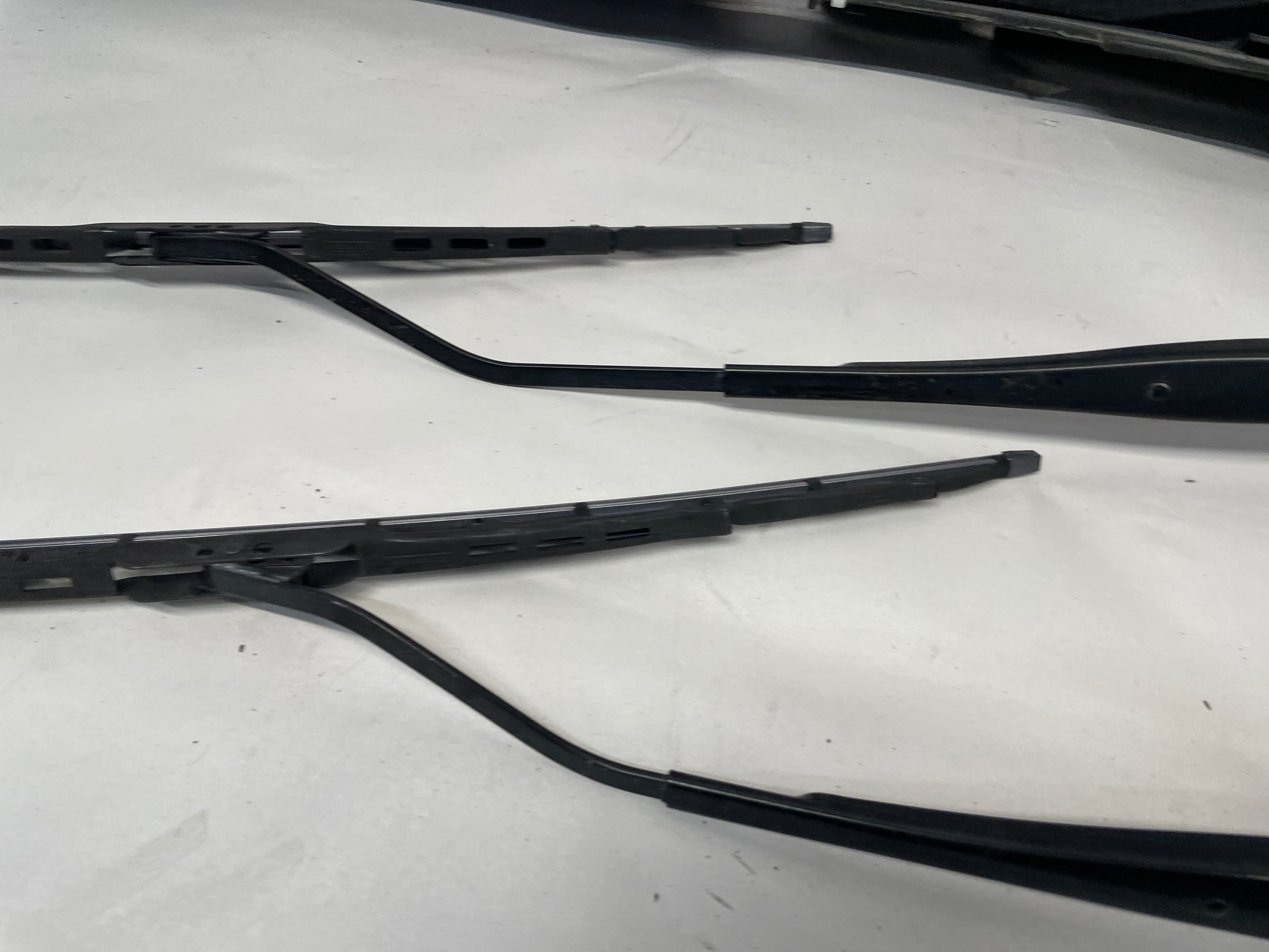 2005 Pontiac GTO Windshield Wiper Cowl & Windshield Wiper Arms OEM - Day's Parts Yard