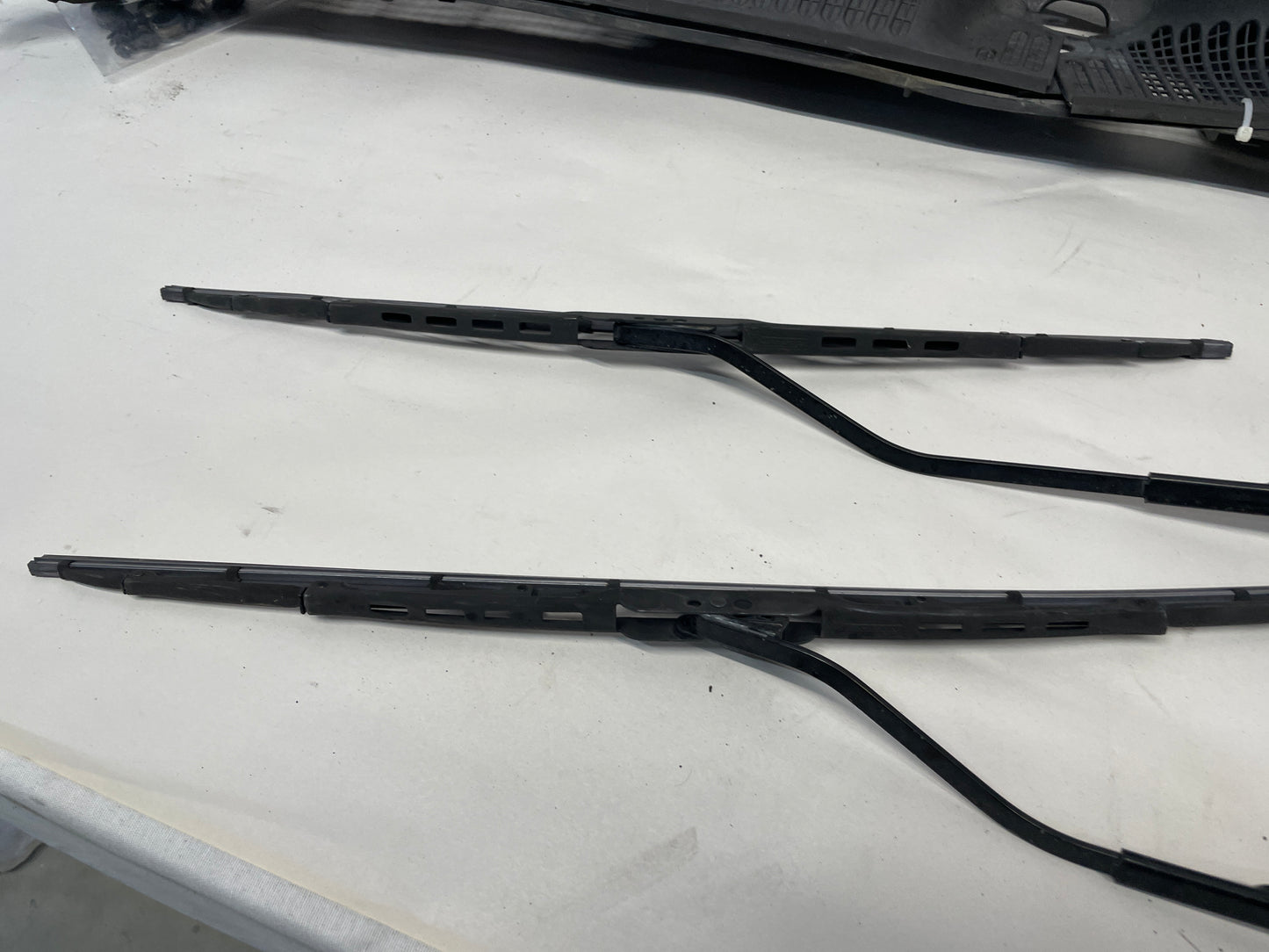 2005 Pontiac GTO Windshield Wiper Cowl & Windshield Wiper Arms OEM - Day's Parts Yard