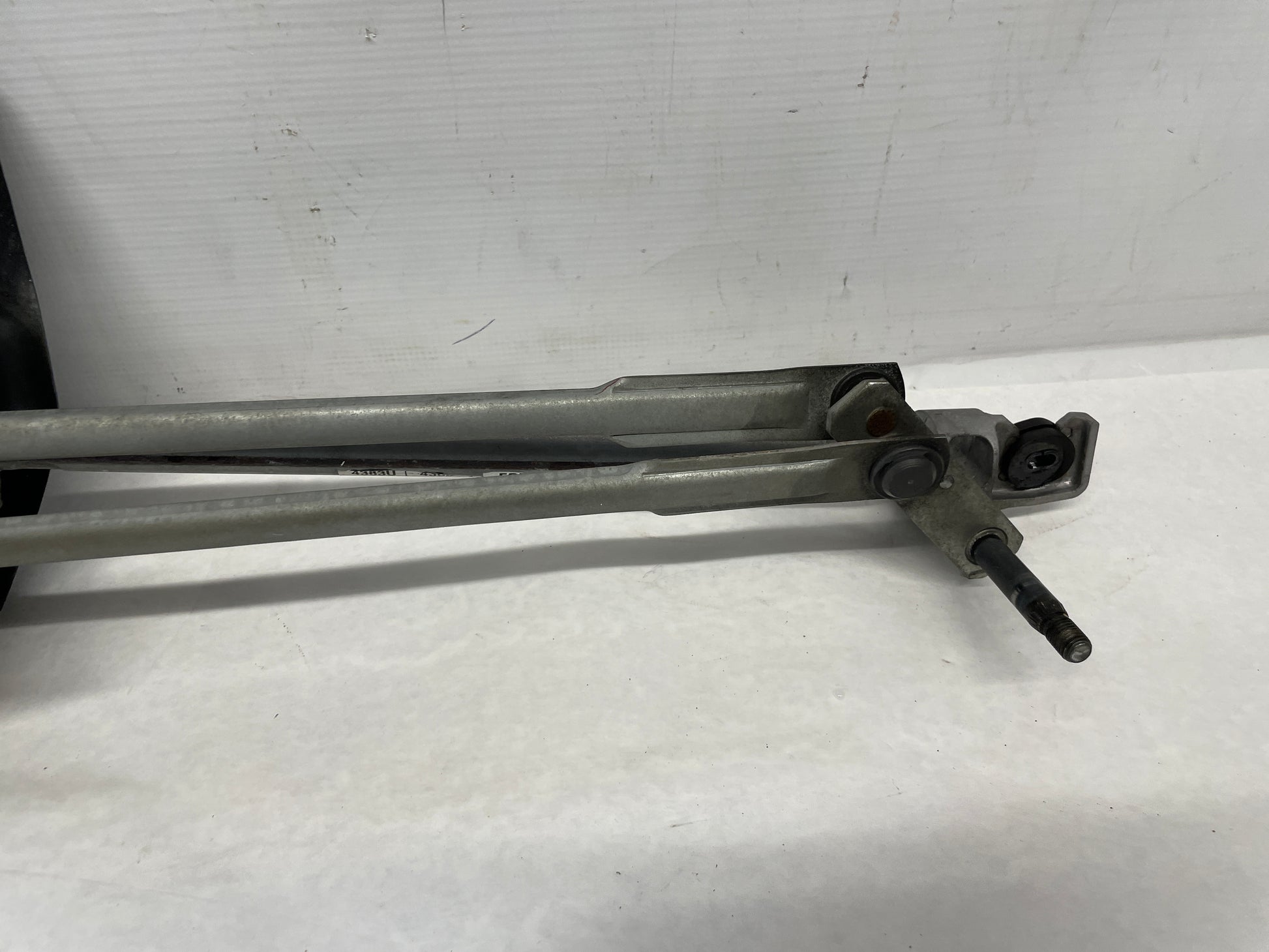 2009 Pontiac G8 GT Windshield Wiper Motor Transmission Linkage Assembly OEM - Day's Parts Yard