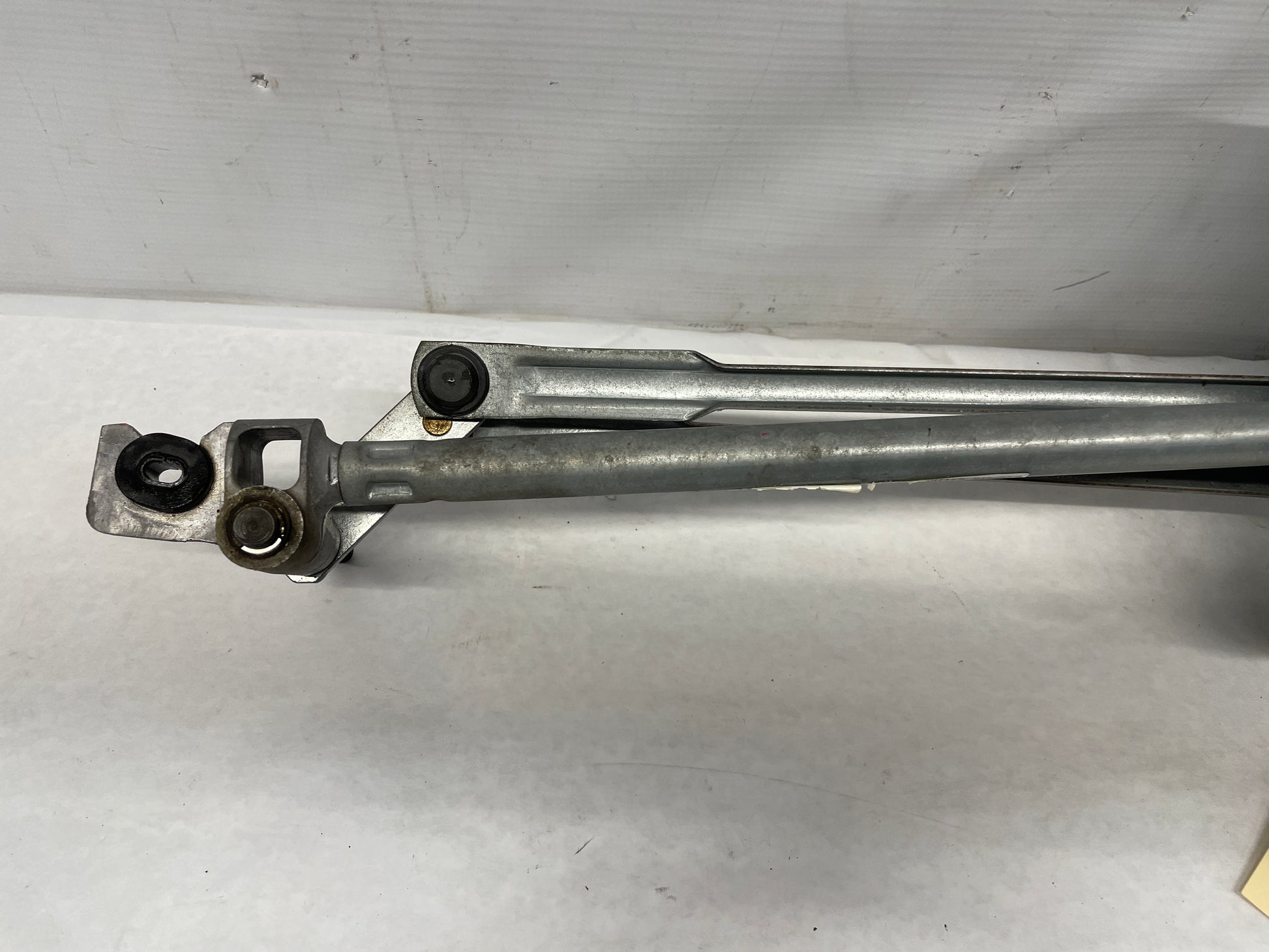 2009 Pontiac G8 GT Windshield Wiper Motor Transmission Linkage Assembly OEM - Day's Parts Yard