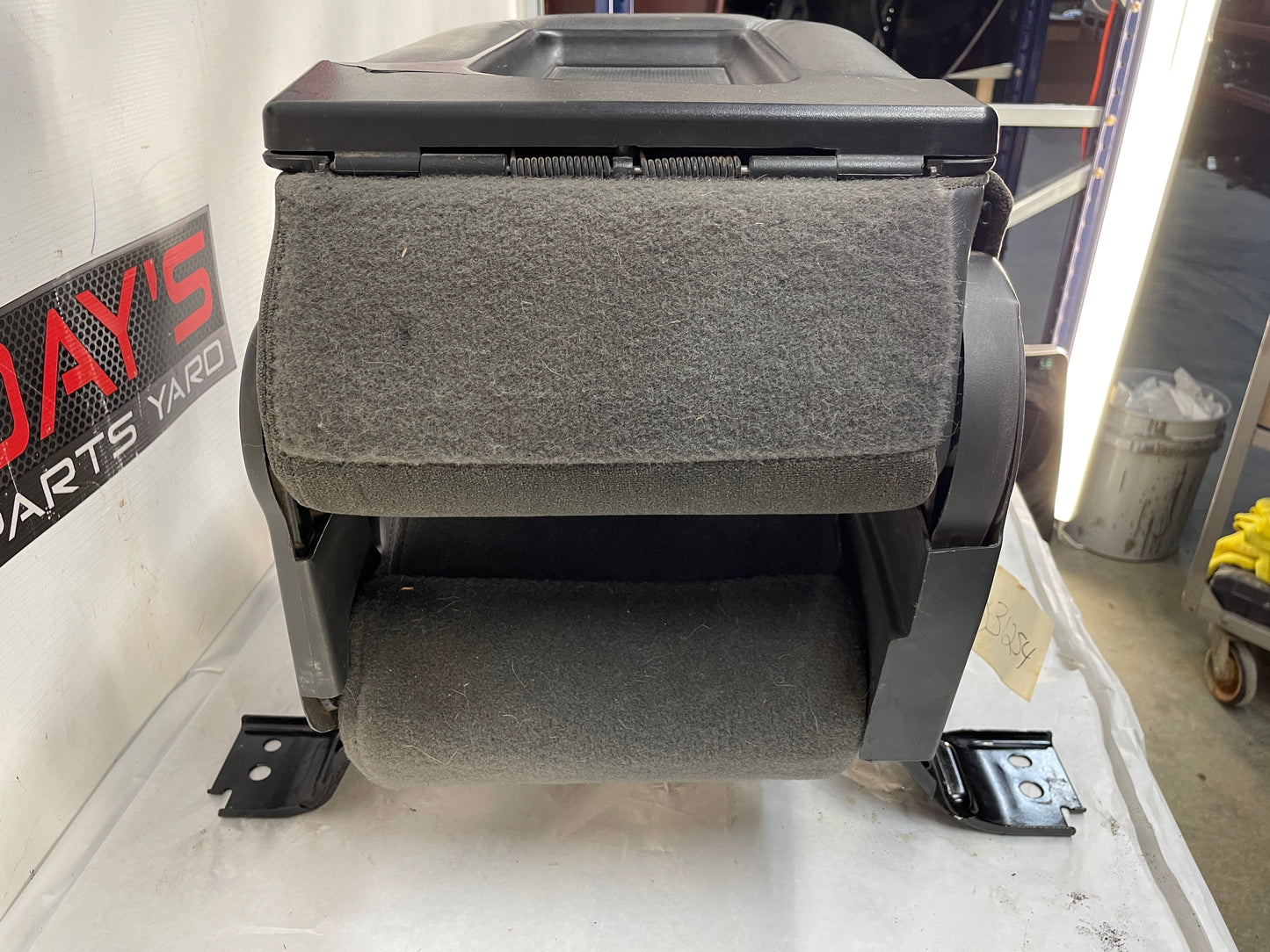 2007 Chevy Silverado K3500 Center Console Jump Seat OEM - Day's Parts Yard