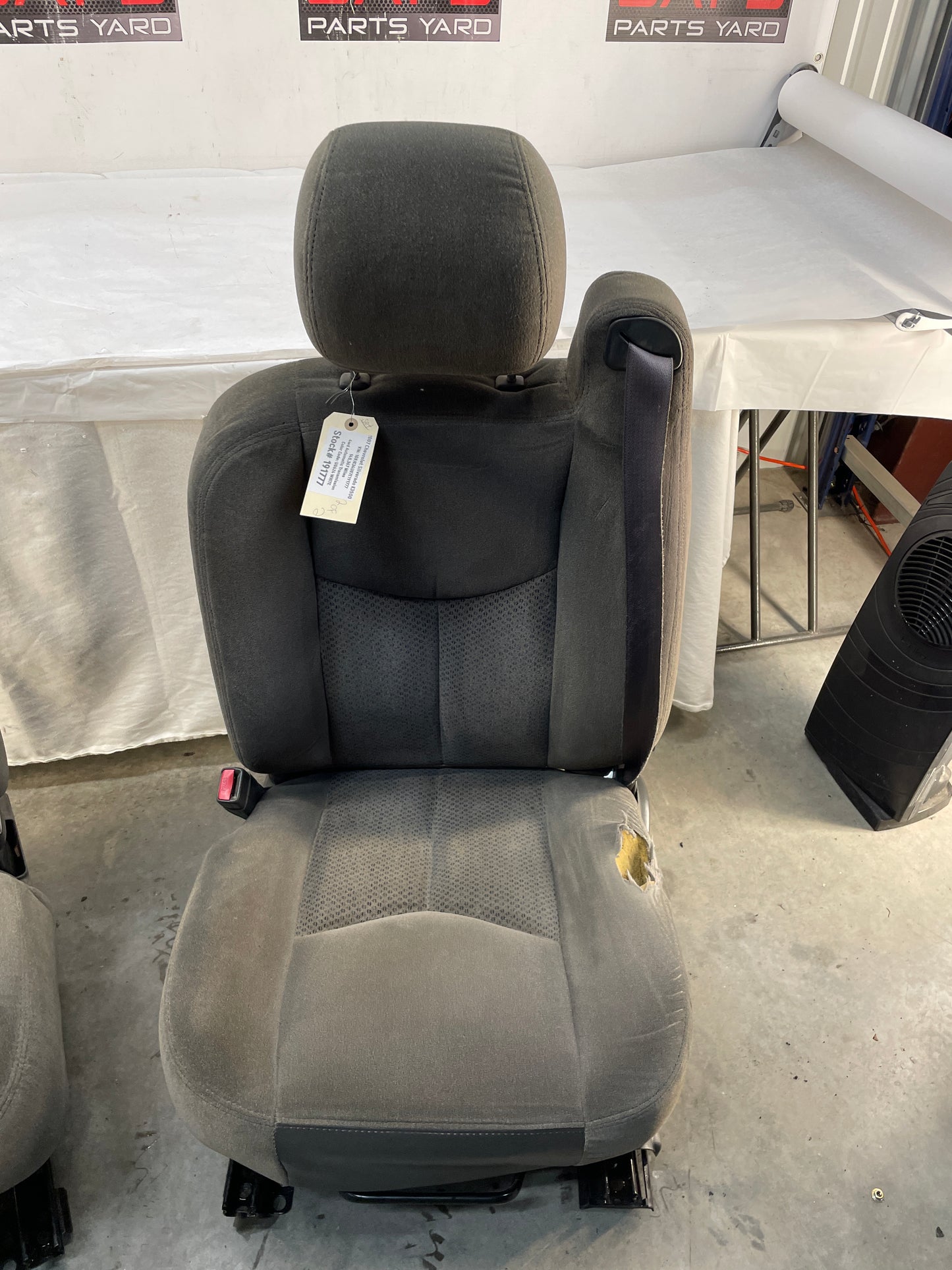 2007 Chevy Silverado K3500 Seats Dual Manual Front LH & RH Bucket Seats Gray Cloth OEM - Day's Parts Yard