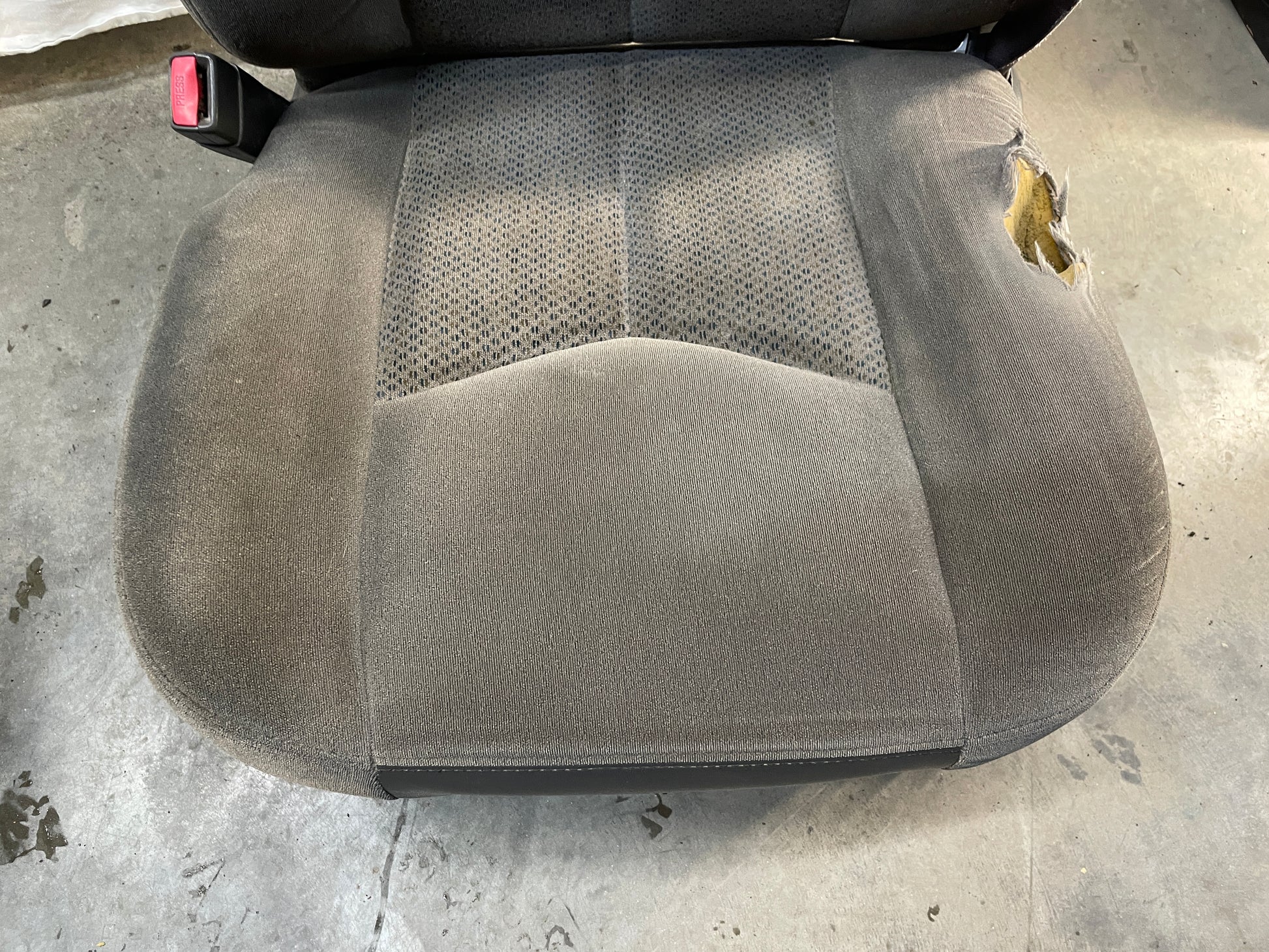 2007 Chevy Silverado K3500 Seats Dual Manual Front LH & RH Bucket Seats Gray Cloth OEM - Day's Parts Yard