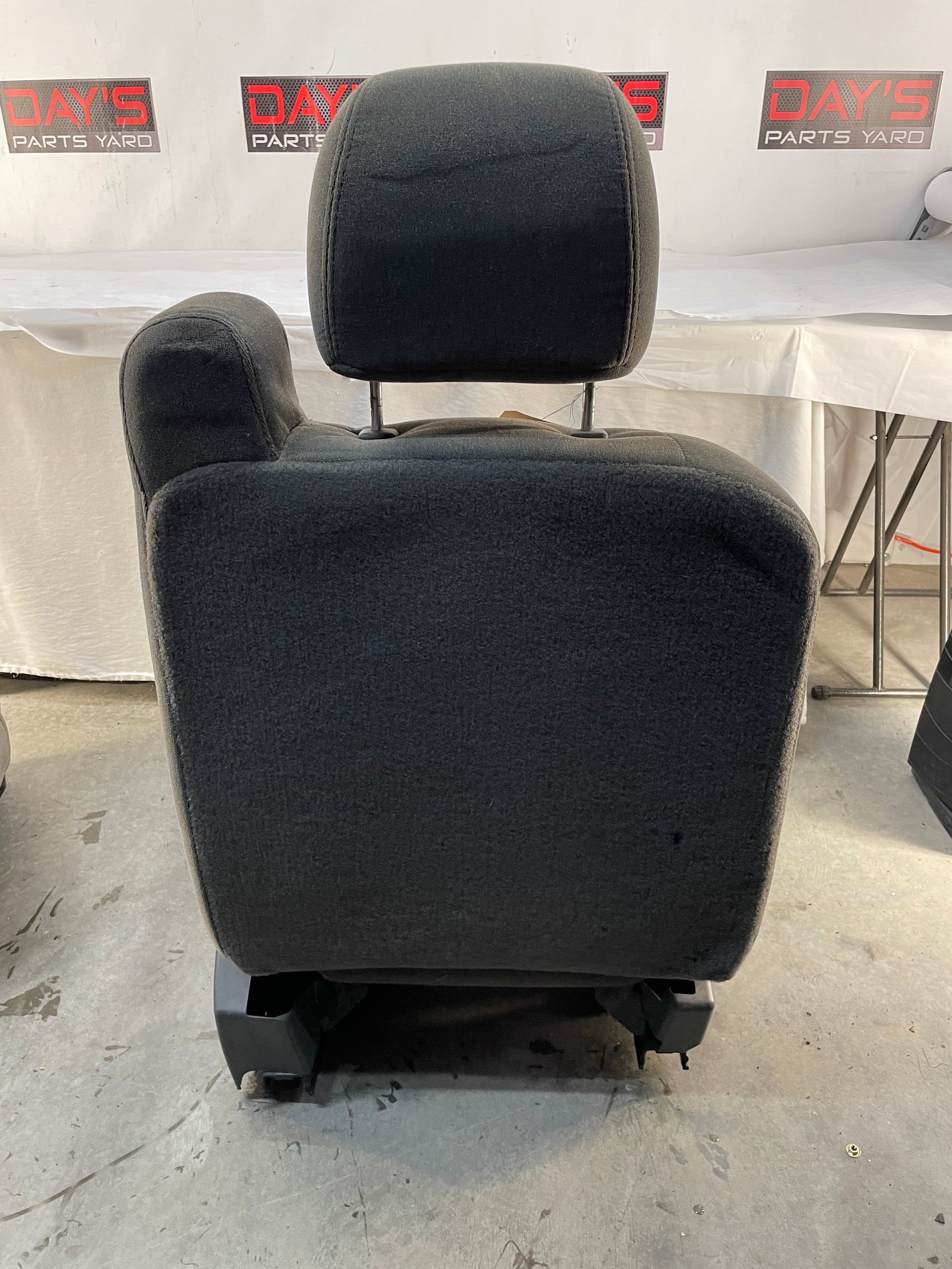 2007 Chevy Silverado K3500 Seats Dual Manual Front LH & RH Bucket Seats Gray Cloth OEM - Day's Parts Yard