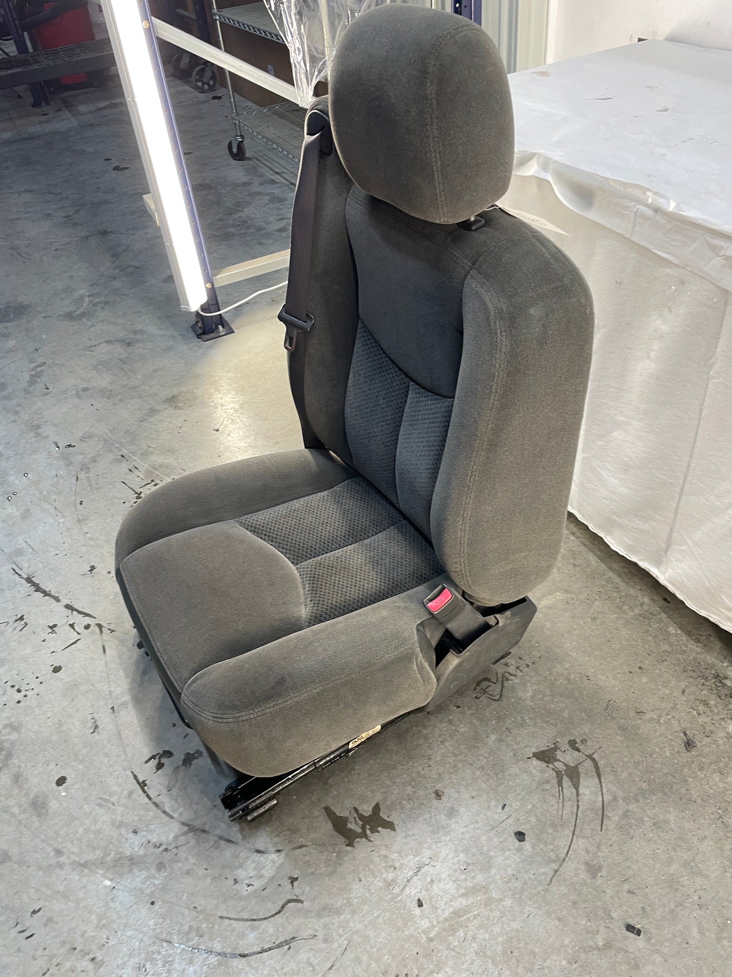 2007 Chevy Silverado K3500 Seats Dual Manual Front LH & RH Bucket Seats Gray Cloth OEM - Day's Parts Yard