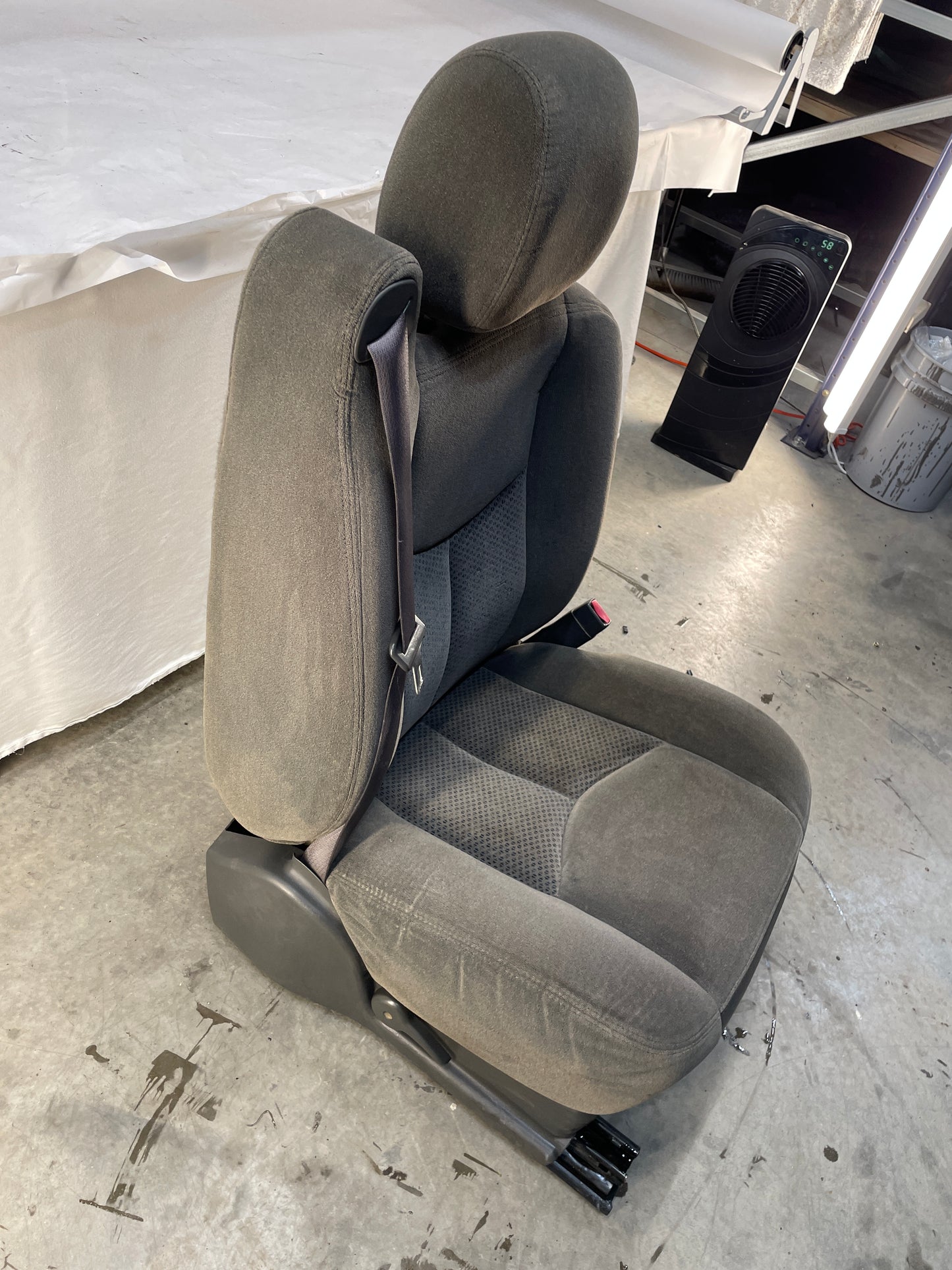 2007 Chevy Silverado K3500 Seats Dual Manual Front LH & RH Bucket Seats Gray Cloth OEM - Day's Parts Yard
