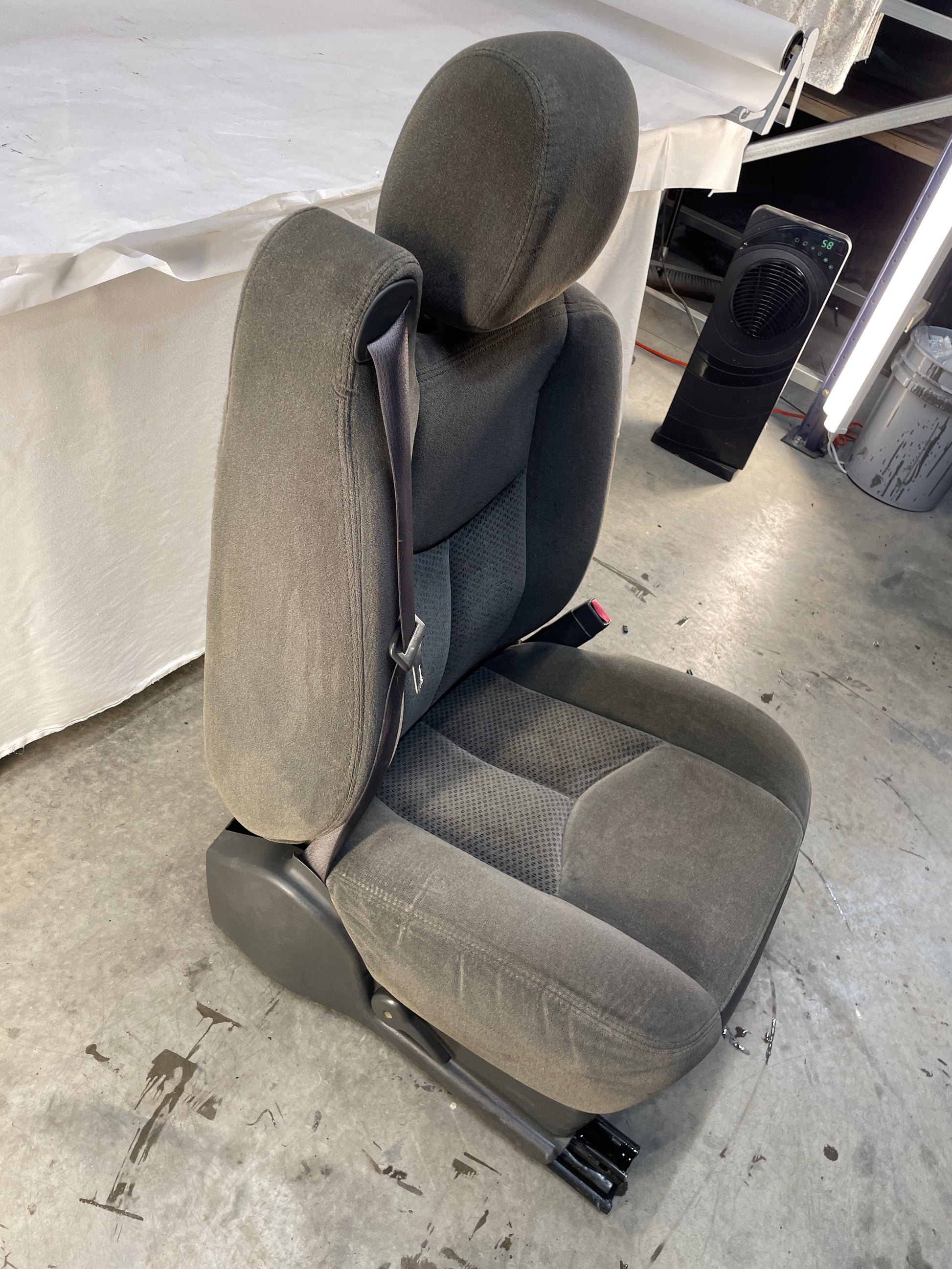 2007 Chevy Silverado K3500 Seats Dual Manual Front LH & RH Bucket Seats Gray Cloth OEM - Day's Parts Yard