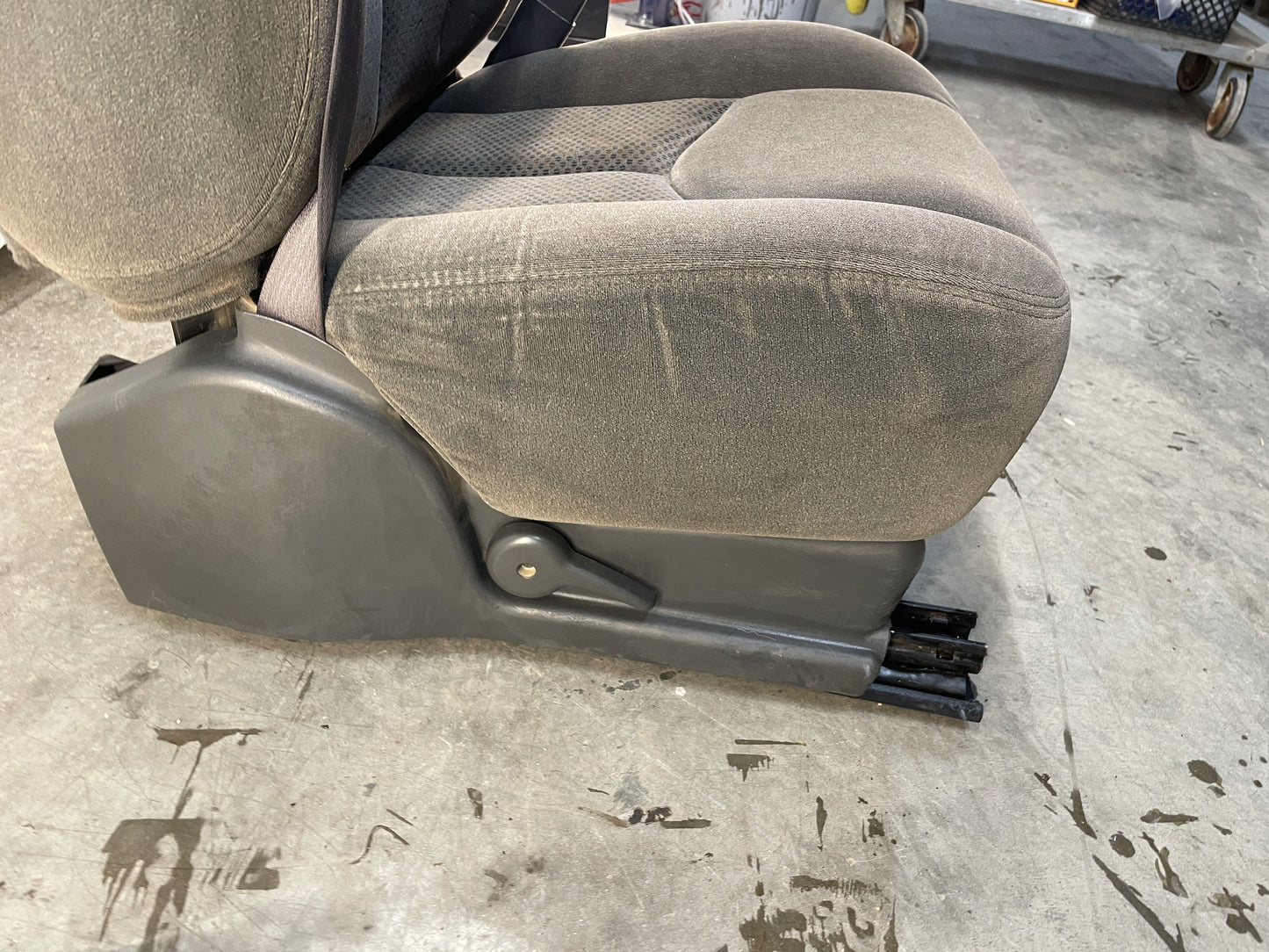 2007 Chevy Silverado K3500 Seats Dual Manual Front LH & RH Bucket Seats Gray Cloth OEM - Day's Parts Yard