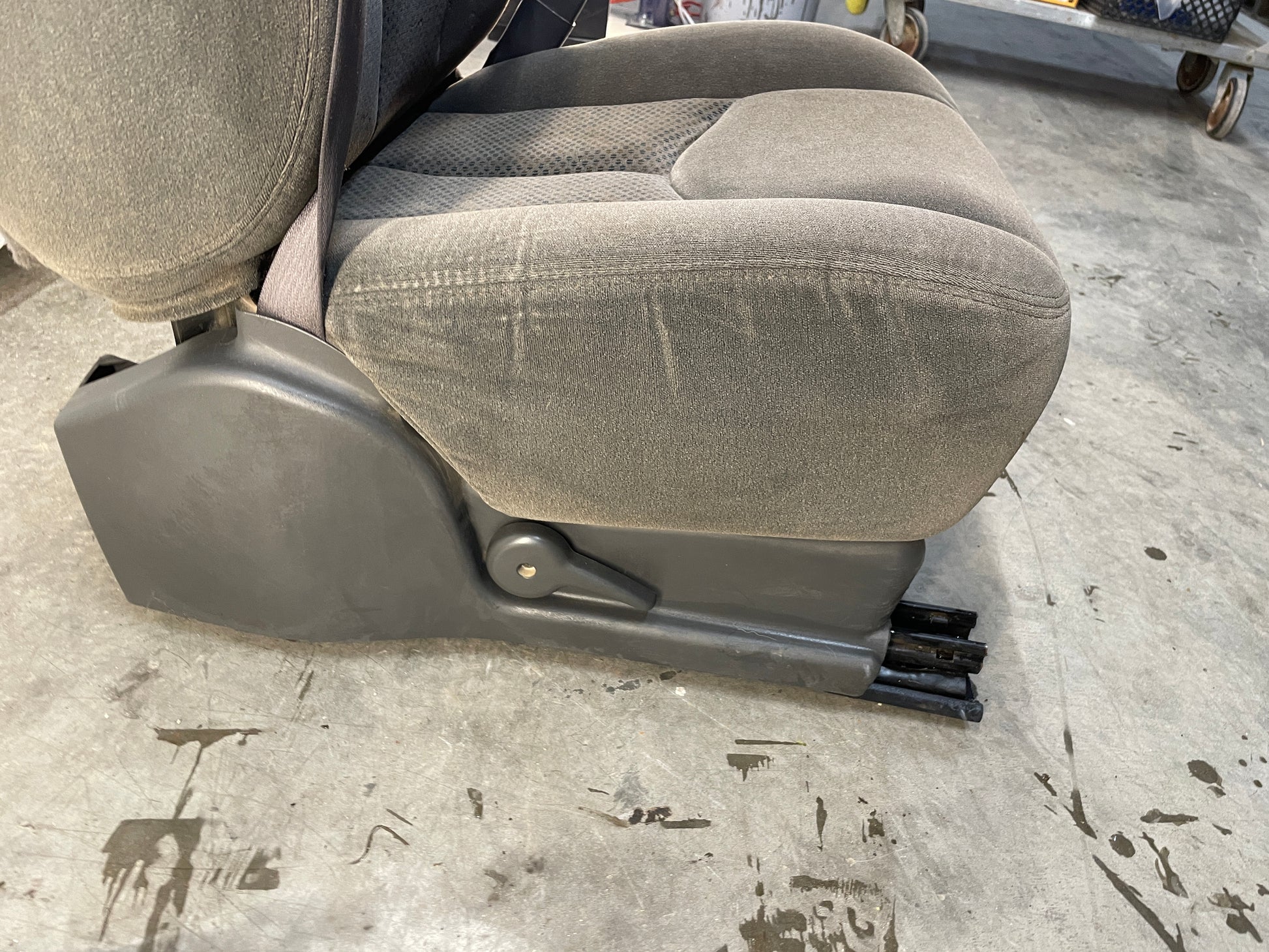 2007 Chevy Silverado K3500 Seats Dual Manual Front LH & RH Bucket Seats Gray Cloth OEM - Day's Parts Yard