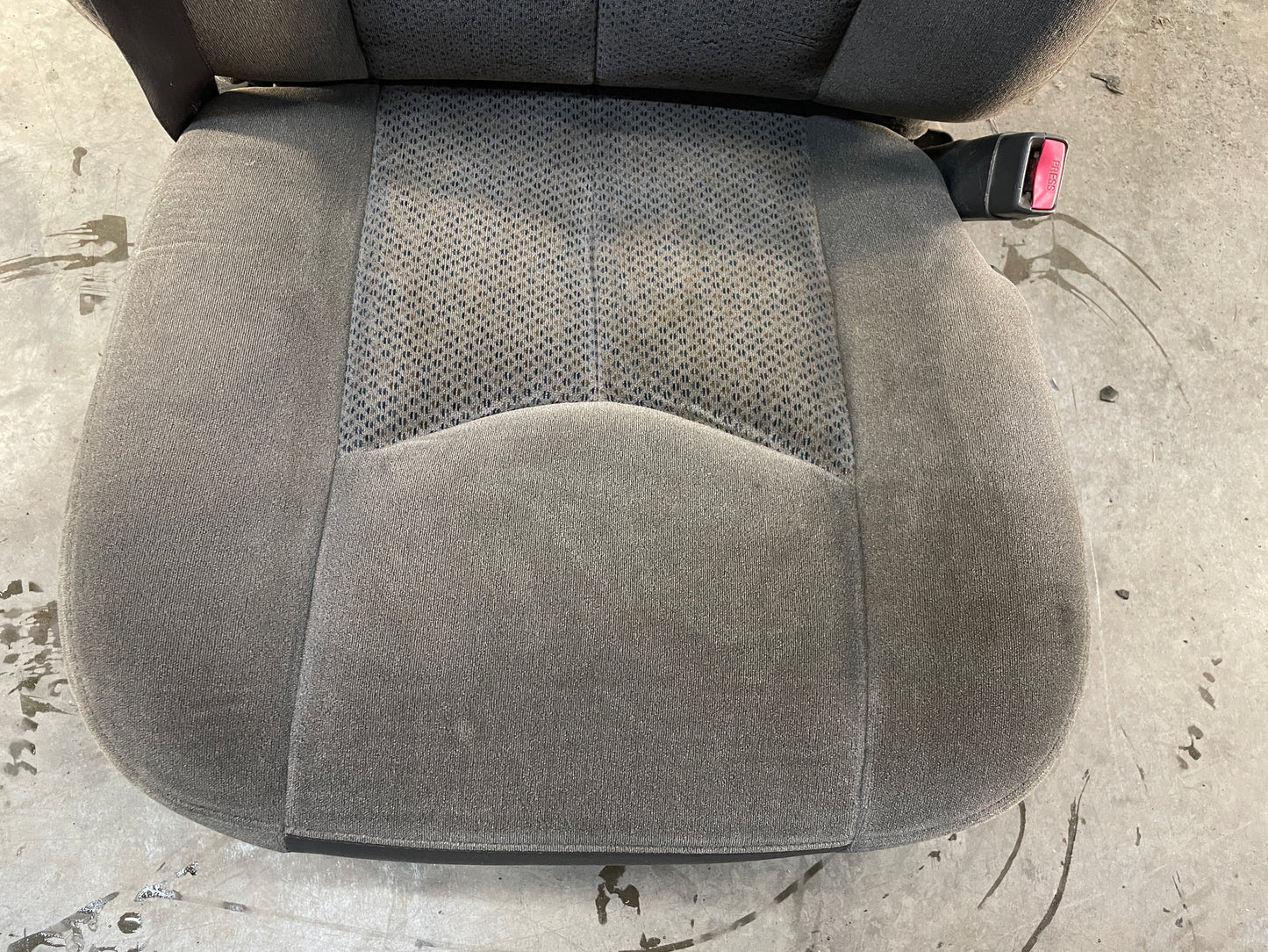 2007 Chevy Silverado K3500 Seats Dual Manual Front LH & RH Bucket Seats Gray Cloth OEM - Day's Parts Yard