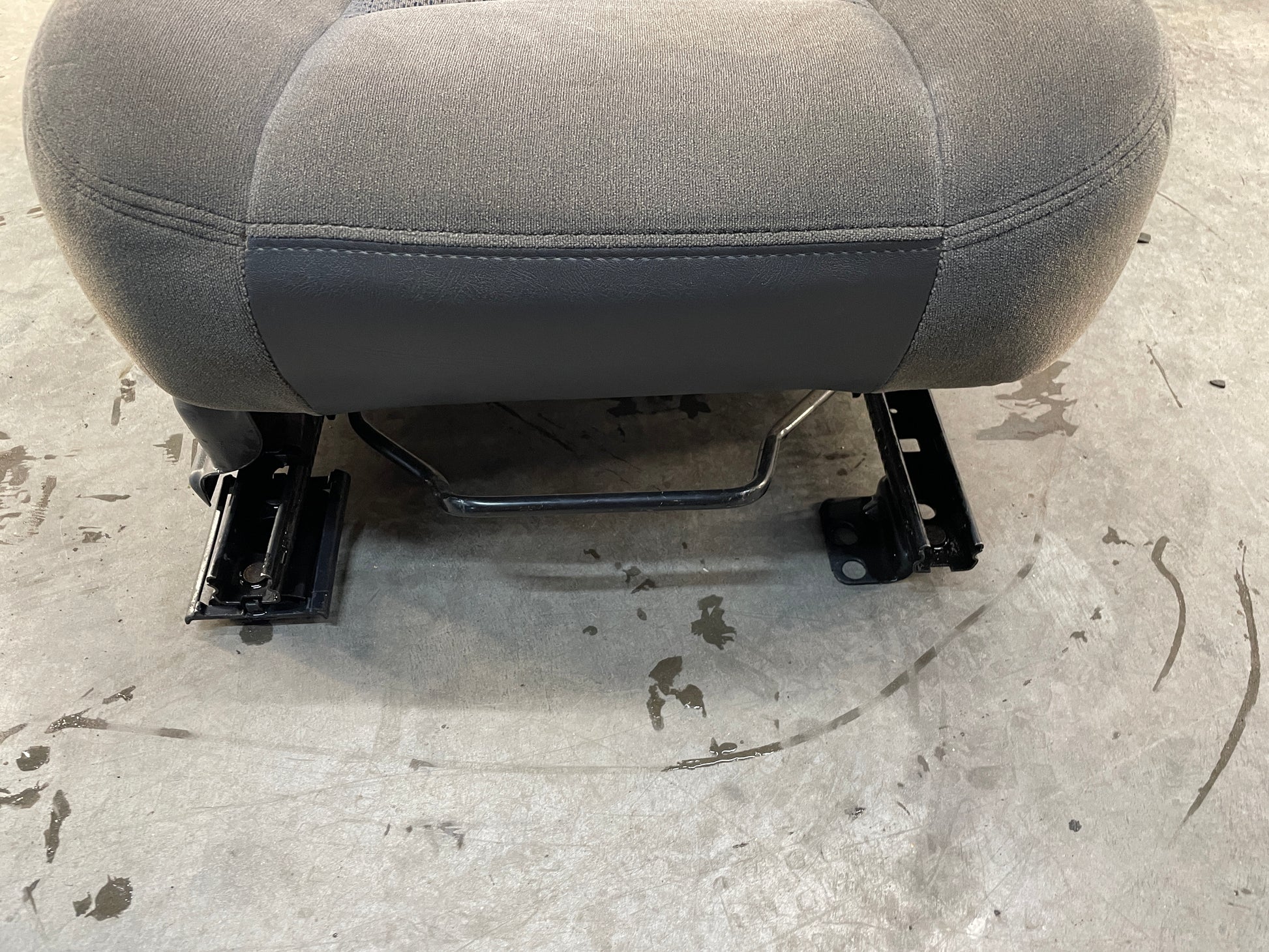 2007 Chevy Silverado K3500 Seats Dual Manual Front LH & RH Bucket Seats Gray Cloth OEM - Day's Parts Yard