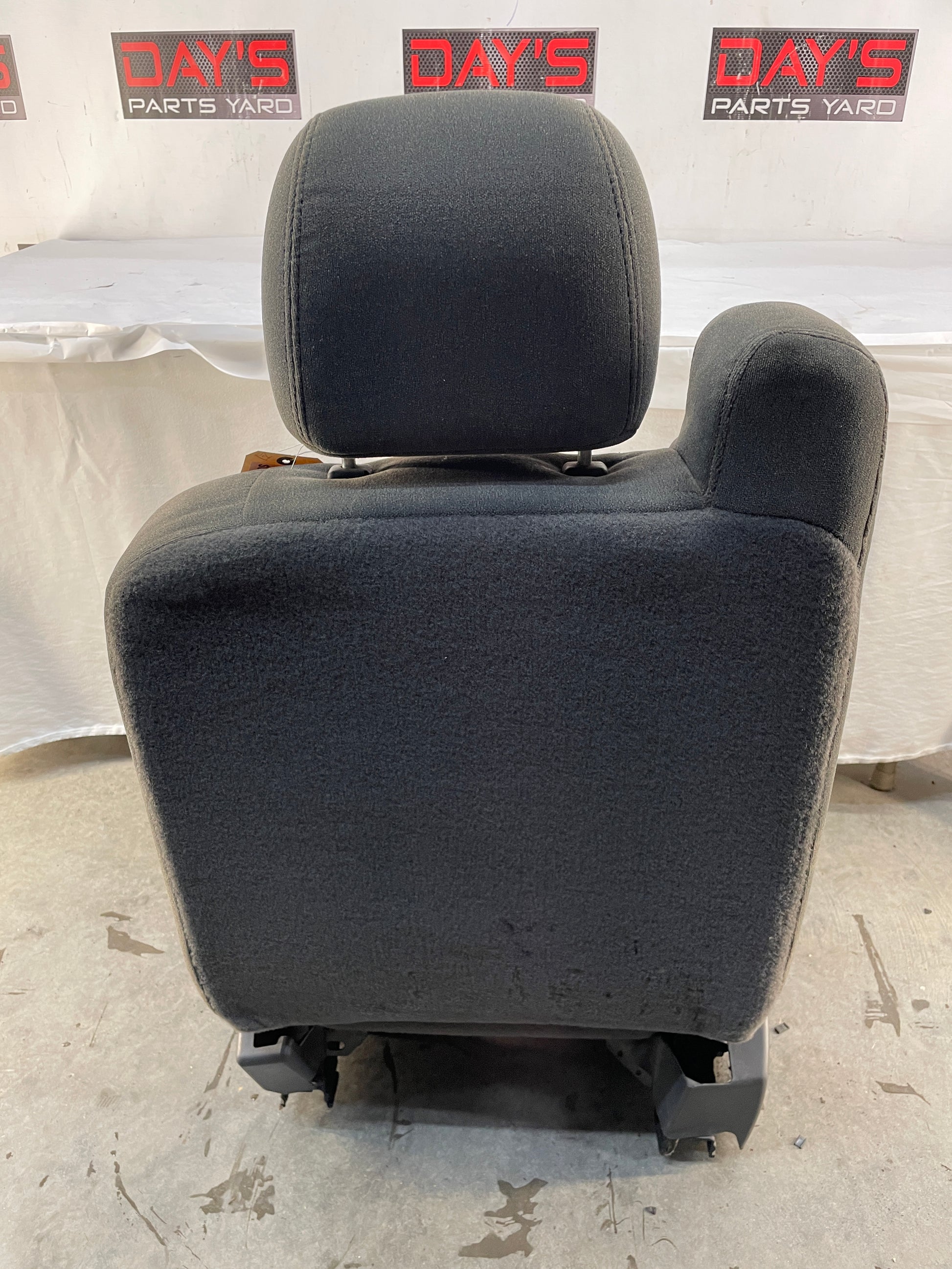 2007 Chevy Silverado K3500 Seats Dual Manual Front LH & RH Bucket Seats Gray Cloth OEM - Day's Parts Yard