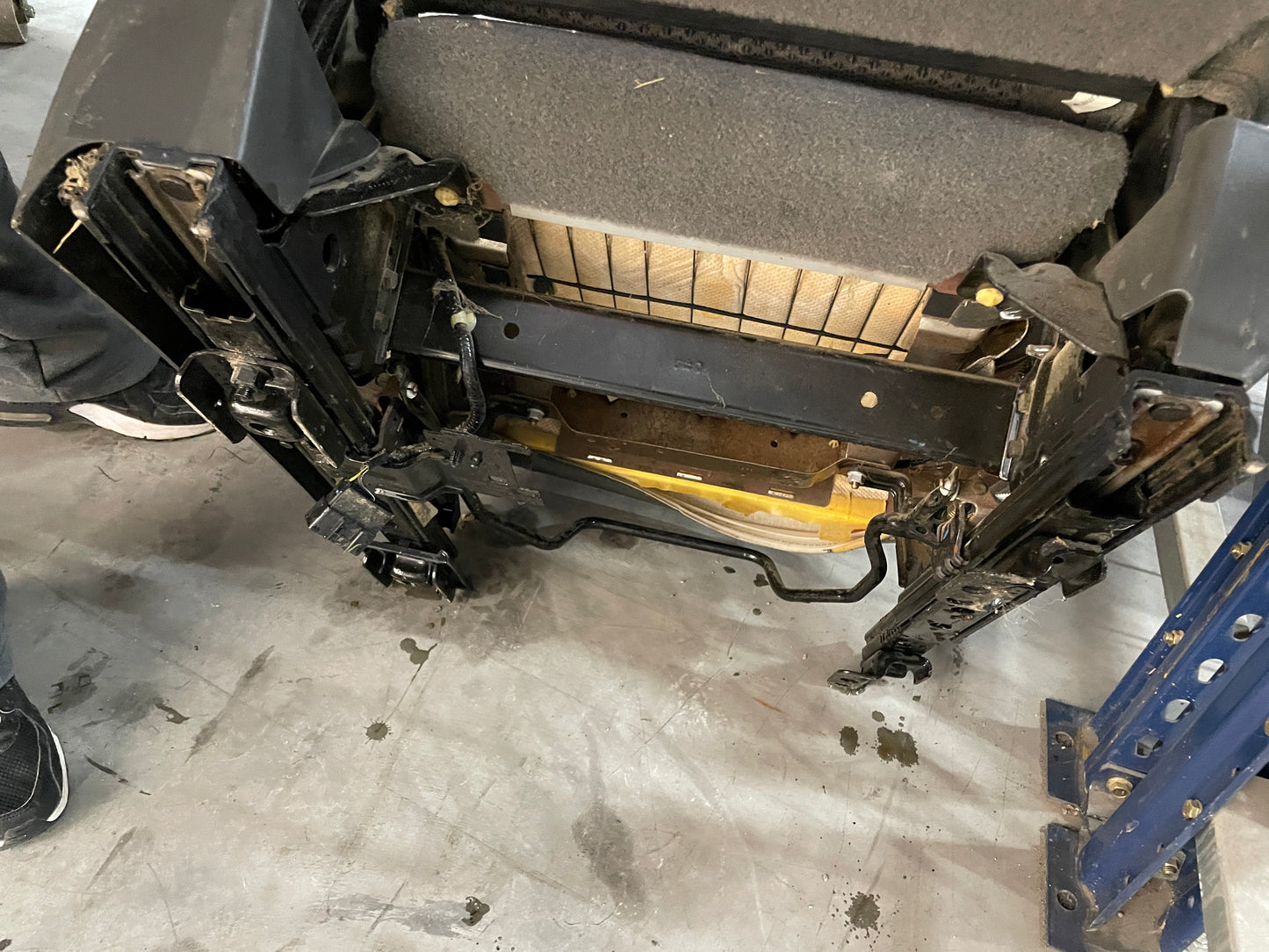 2007 Chevy Silverado K3500 Seats Dual Manual Front LH & RH Bucket Seats Gray Cloth OEM - Day's Parts Yard