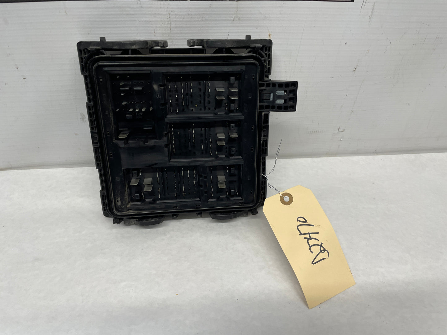 2014 Chevy SS Sedan Engine Bay Fuse Relay Wiring Wire Harness Junction Box Block OEM - Day's Parts Yard