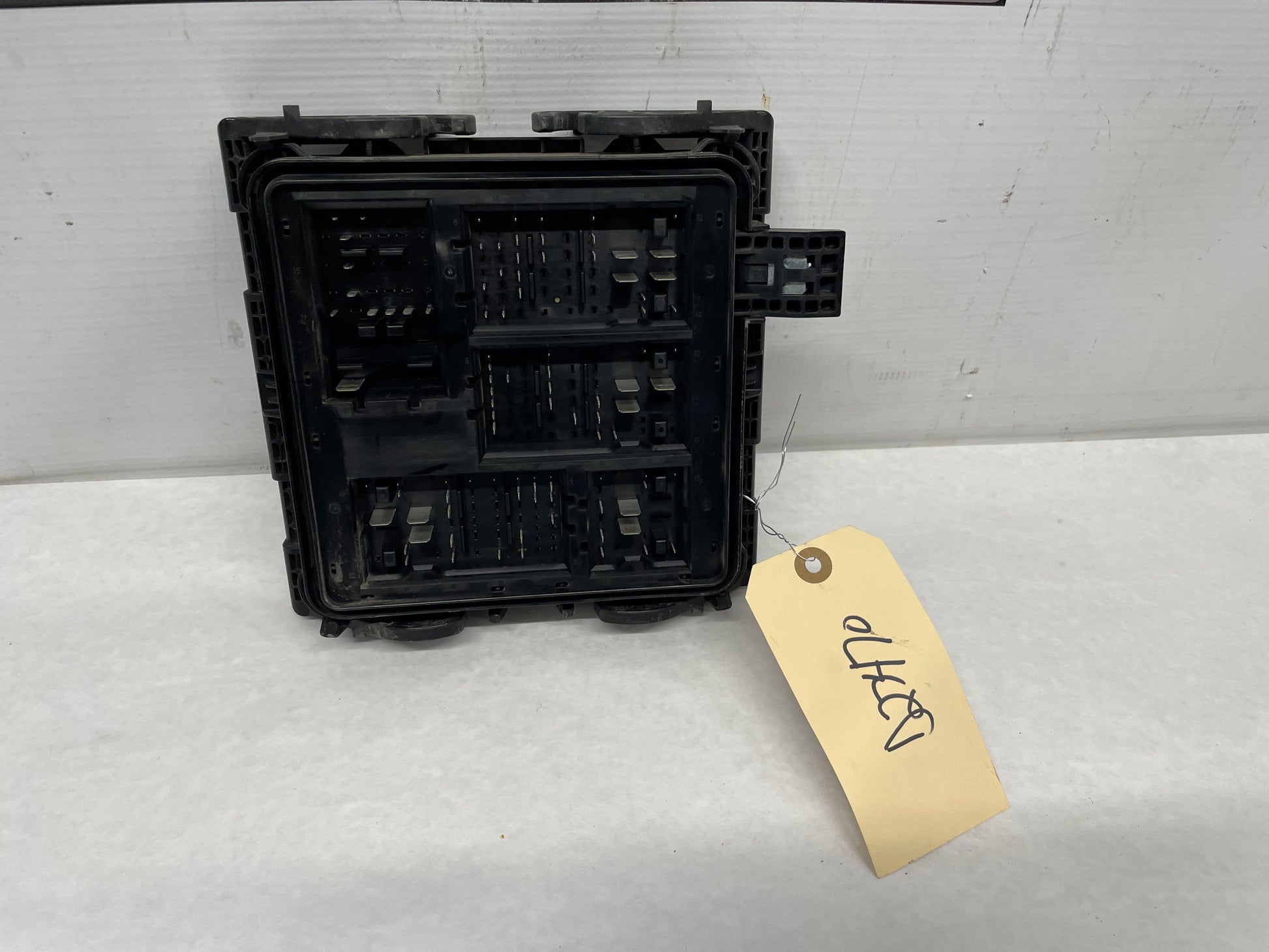 2014 Chevy SS Sedan Engine Bay Fuse Relay Wiring Wire Harness Junction Box Block OEM - Day's Parts Yard