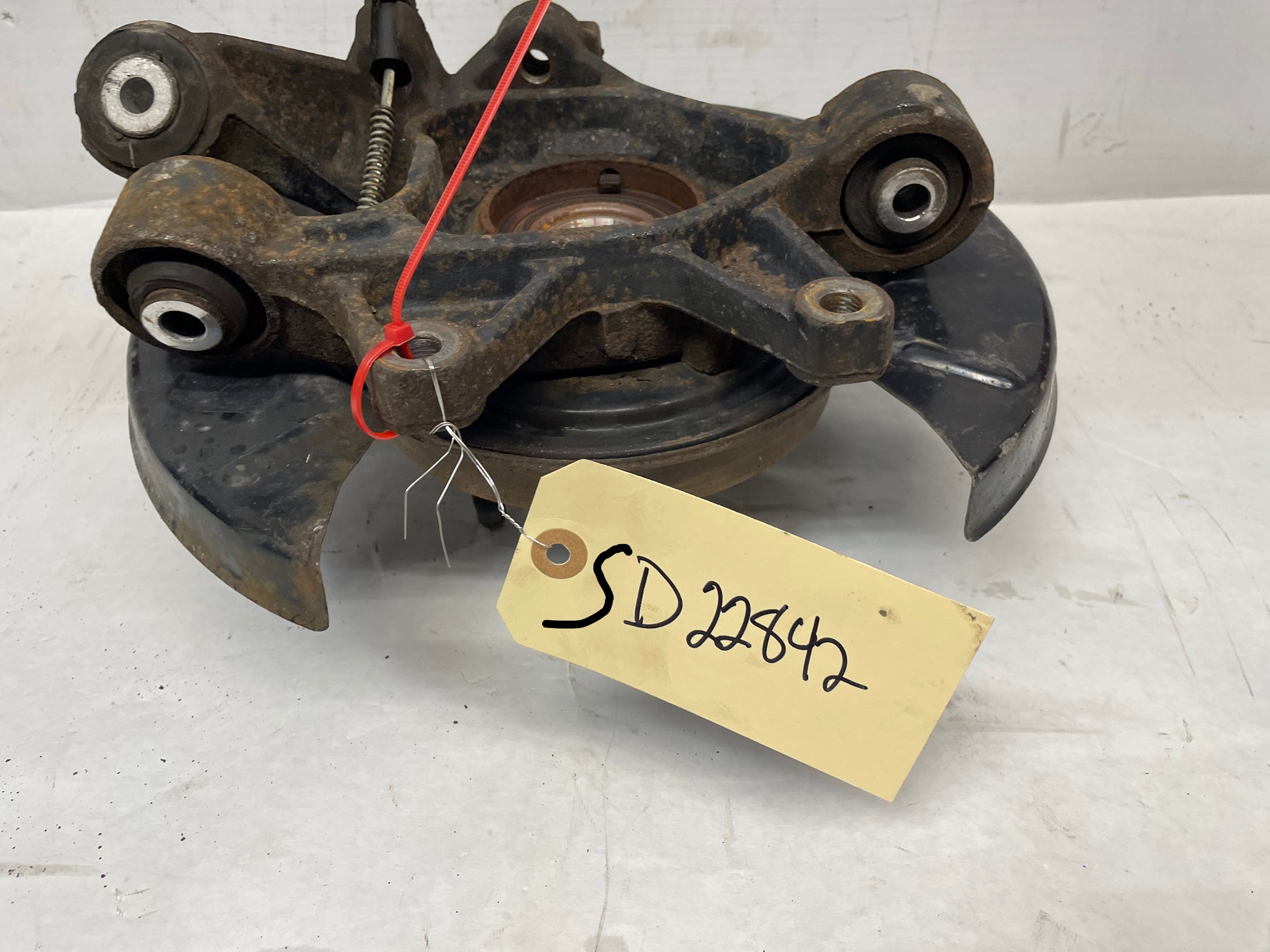 2013 Chevy Caprice PPV RH Passenger Rear Suspension Spindle Hub Knuckle Assembly OEM - Day's Parts Yard