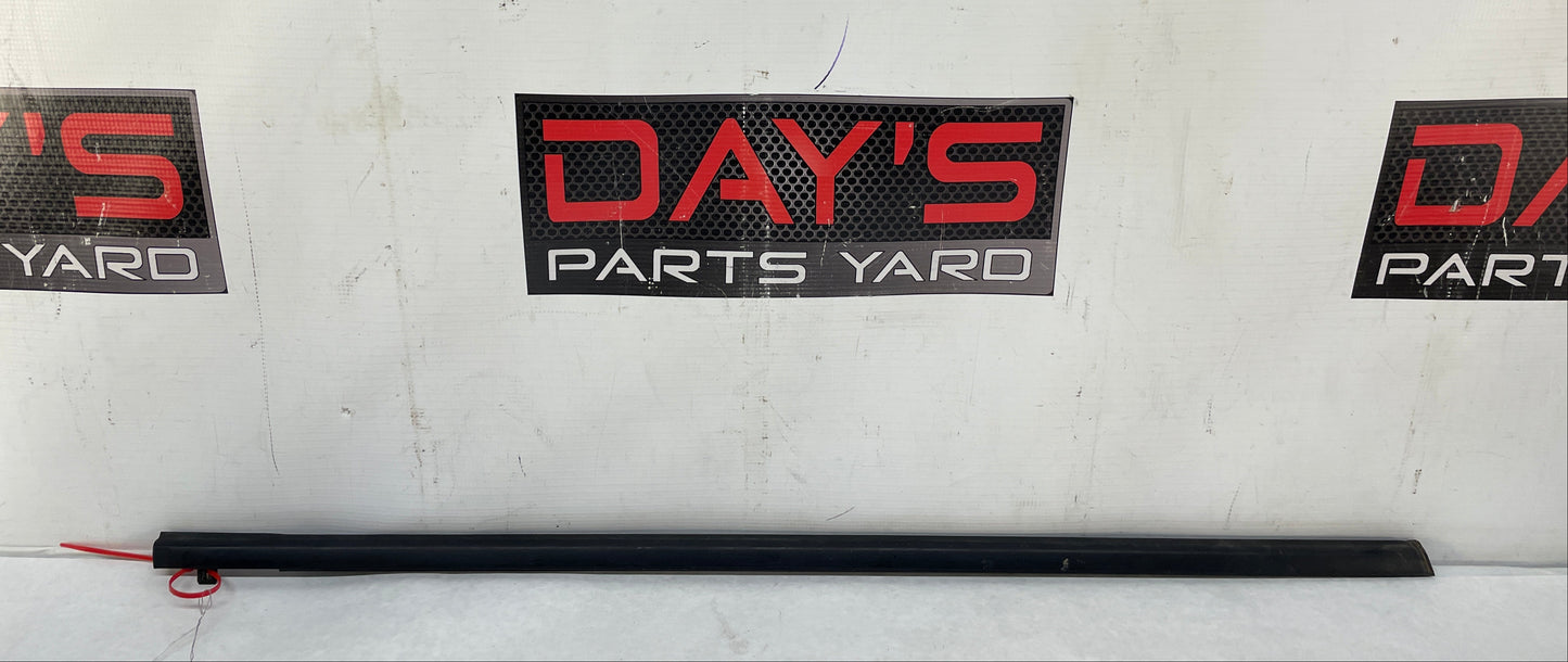 2009 Pontiac G8 GT RH Passenger Front Door Window Belt Molding Weather Strip Trim OEM - Day's Parts Yard