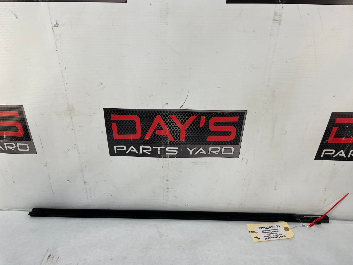 2009 Pontiac G8 GT RH Passenger Front Door Window Belt Molding Weather Strip Trim OEM - Day's Parts Yard