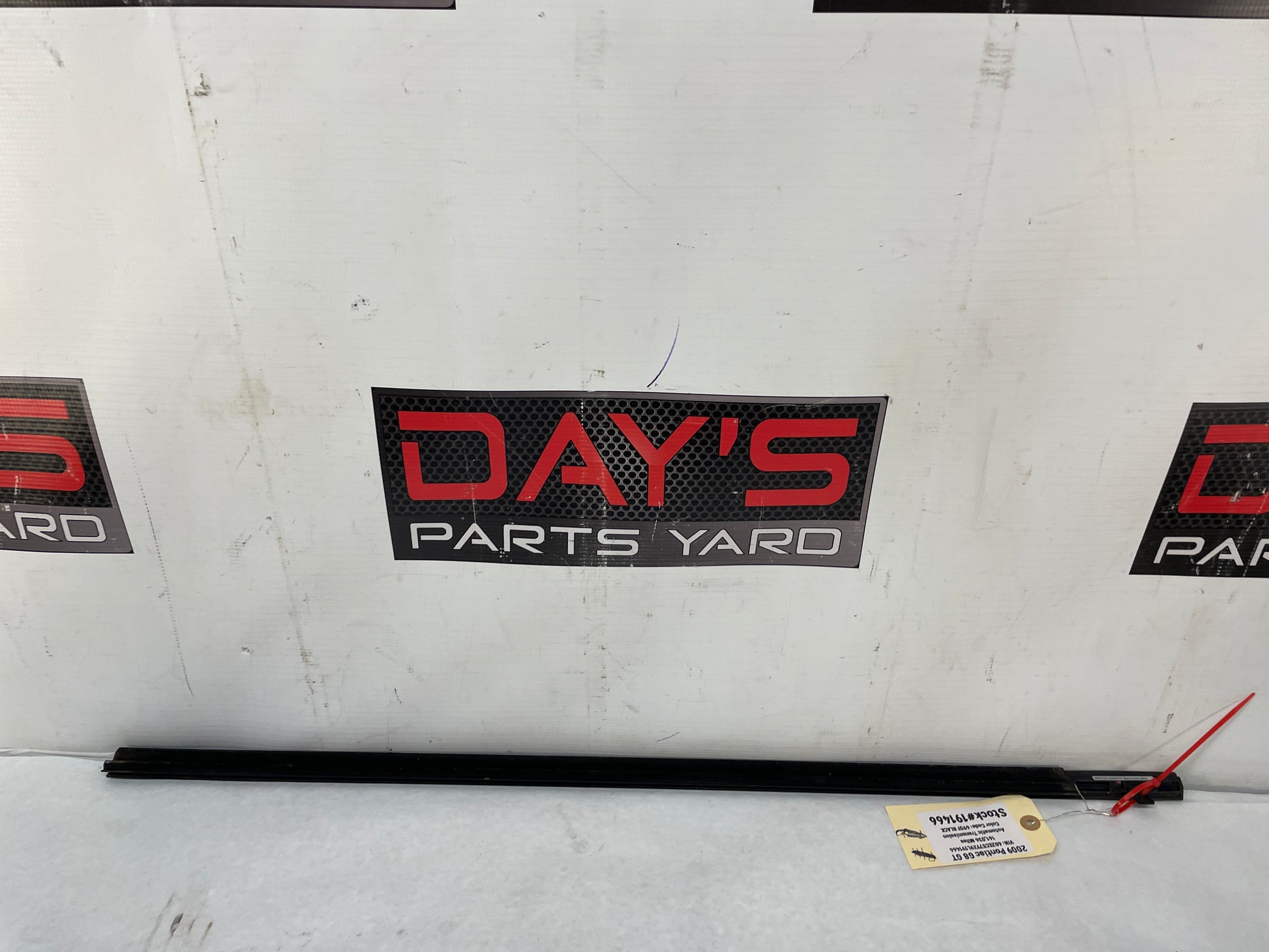 2009 Pontiac G8 GT RH Passenger Front Door Window Belt Molding Weather Strip Trim OEM - Day's Parts Yard