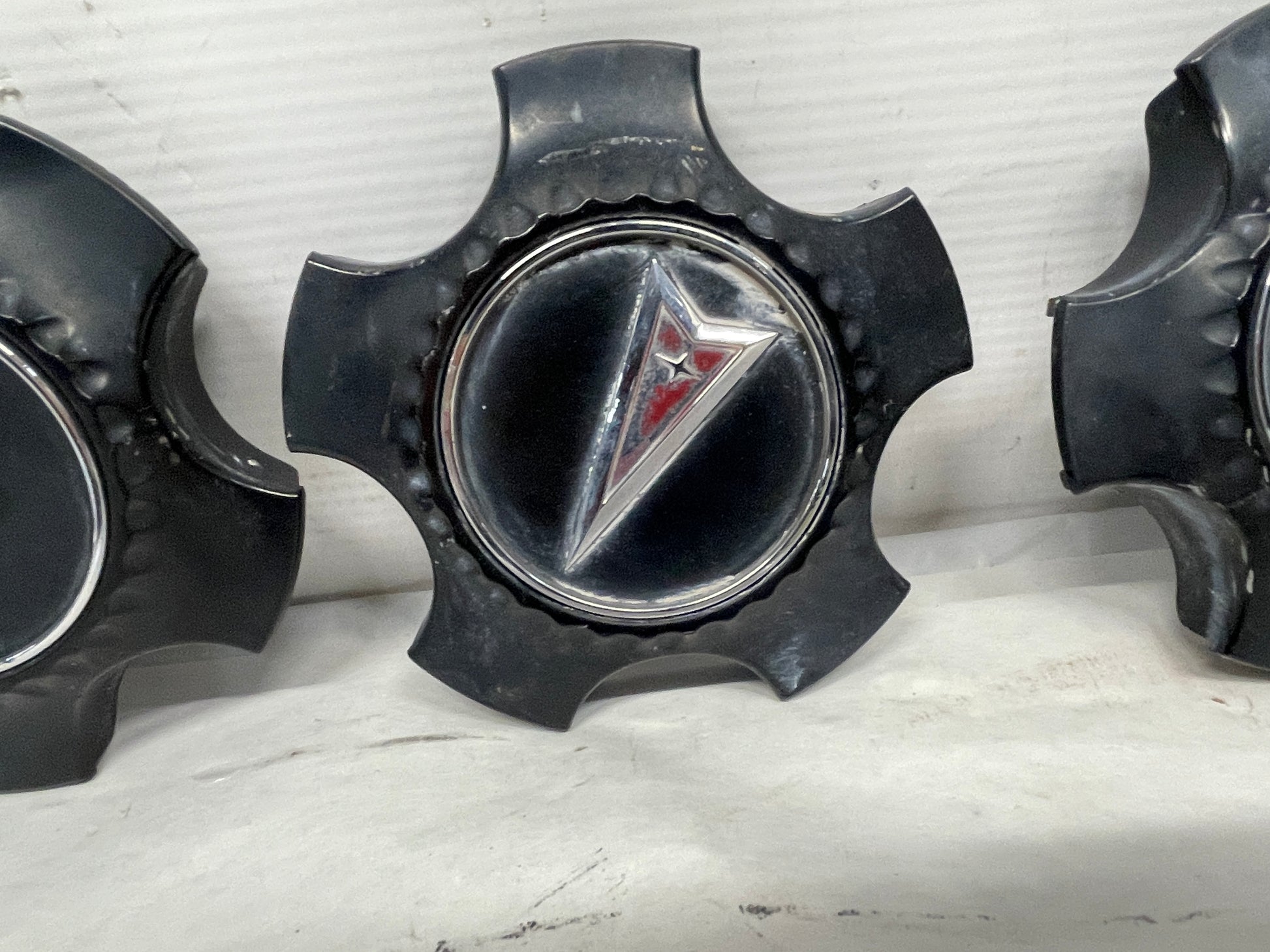 2009 Pontiac G8 GT Wheel Center Caps OEM - Day's Parts Yard