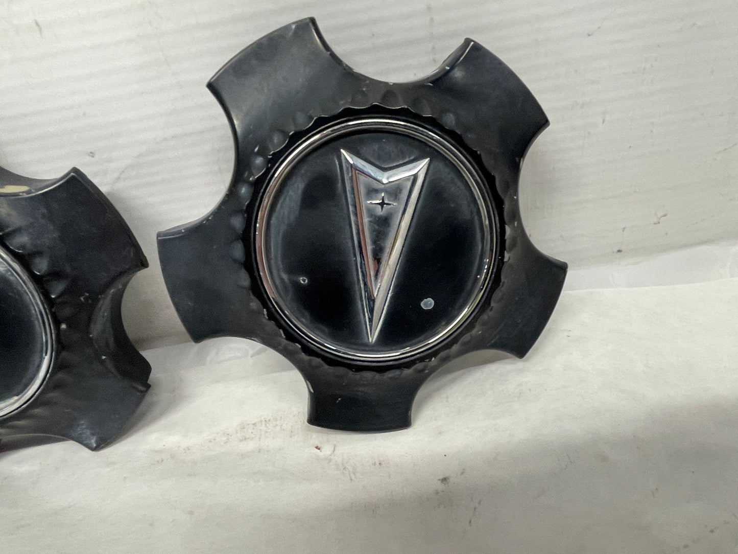 2009 Pontiac G8 GT Wheel Center Caps OEM - Day's Parts Yard