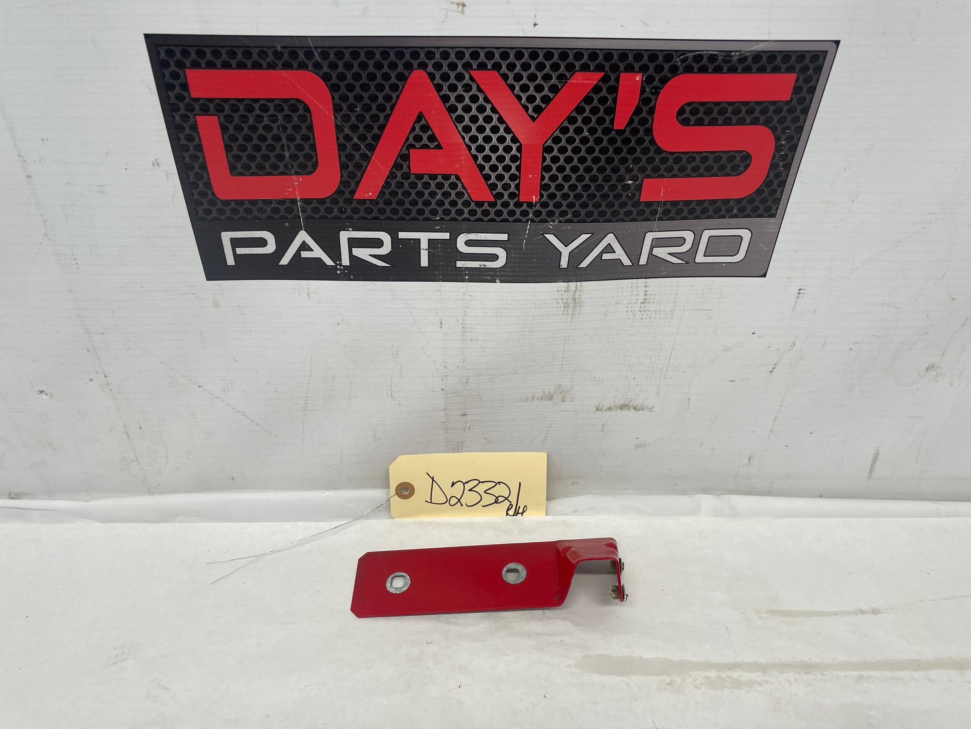 2005 Pontiac GTO RH Passenger Side Skirt Rocker Molding Fender Bracket OEM - Day's Parts Yard